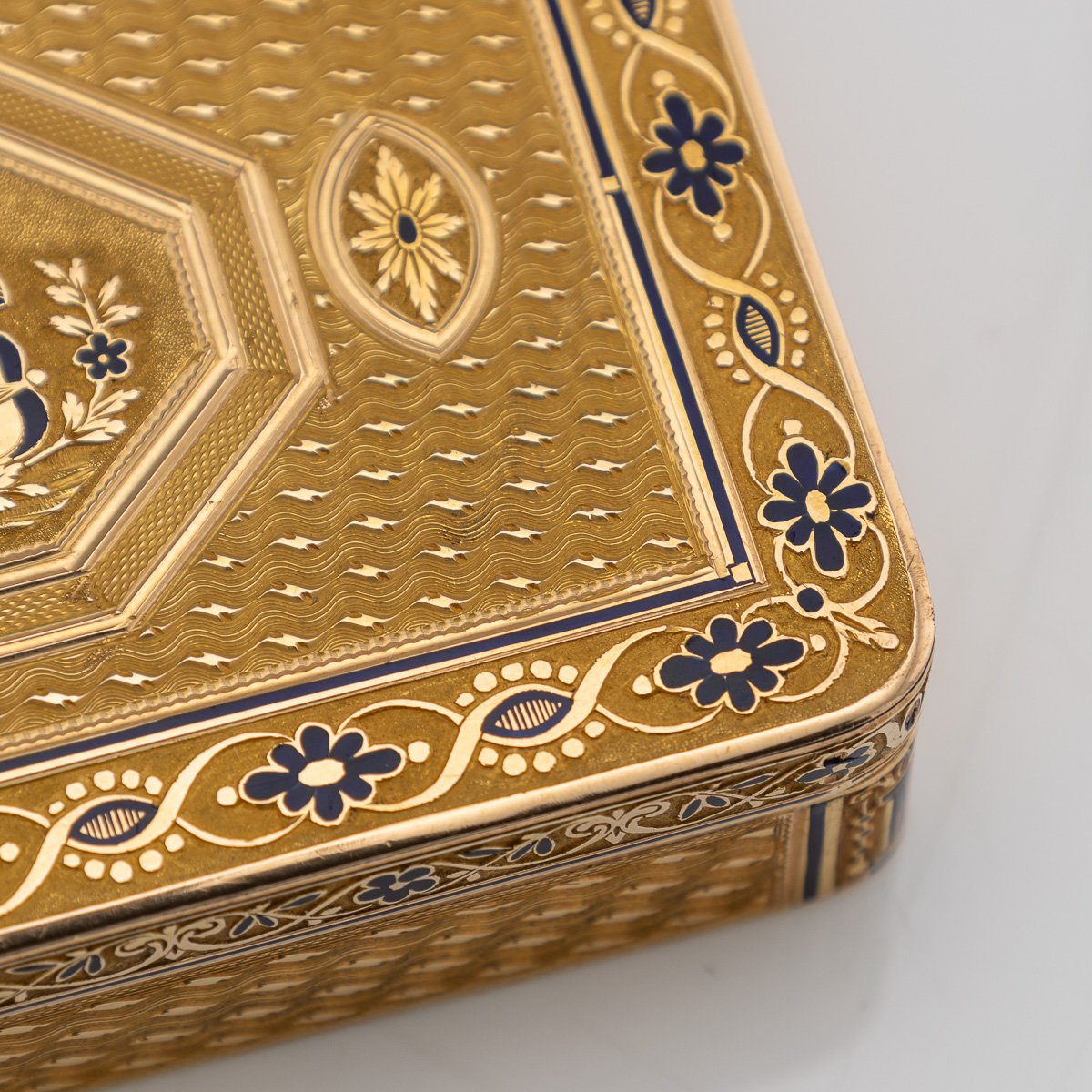 PUSHKINS.COM - A00118 - ANTIQUE 19thC SWISS GOLD & ENAMEL SNUFF BOX BY RÉMOND, LAMY, MERCIER & CO c.1811 - 14.jpg
