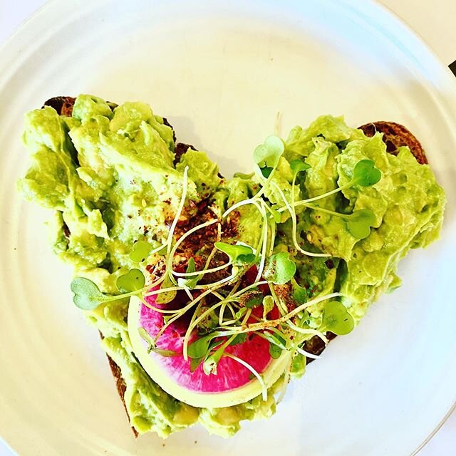The ❤️ is the symbol of love! So how appropriate that @plantcityprovidence serves avo toast in the shape of a 💚. Love this eats for some many reasons; it is full of flavor and rich texture, checks the boxes for a meal filled with healthy fat, fiber 