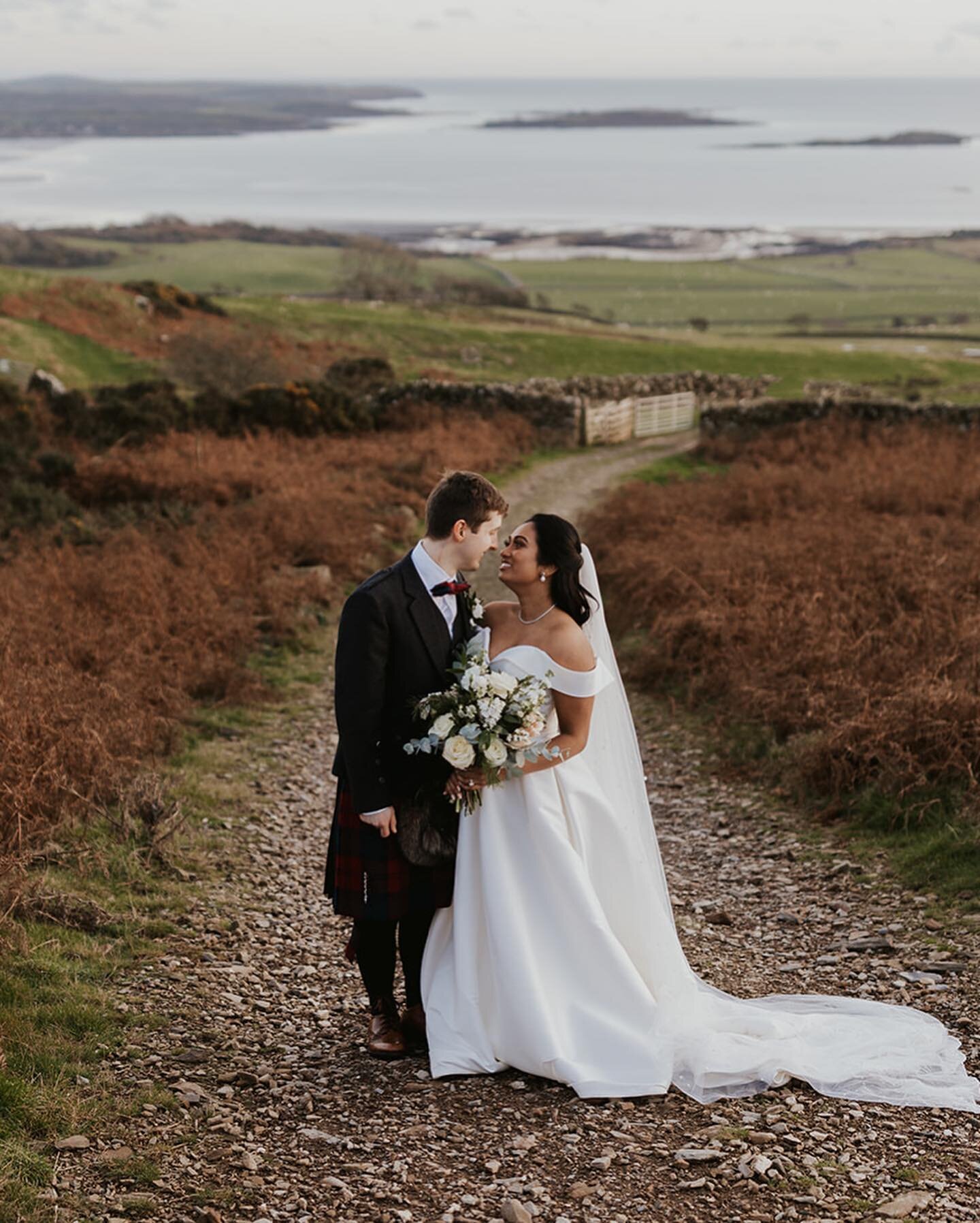 Kimmy and Ian&rsquo;s cosy winter wedding in beautiful Scotland✨

Flowers @wildflower_and_willow 
Venue @ggsyard.co.uk 
Dress @eleganzasposa 
Kilt @glenislakilts 
MUA @amm_team 
Video @lawsonfilmsuk 
Planner @matthew_oliver_weddings / @ceri_beatrice