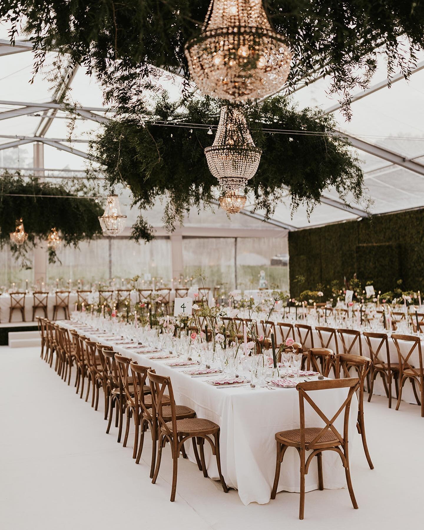 Beautiful styling and planning by @lagenceeventive and flowers by @decofloralia for Theo and Ludos beautiful wedding in Portugal at @palaciodocorreiomor back in September, lots more to share from their special day. ✨