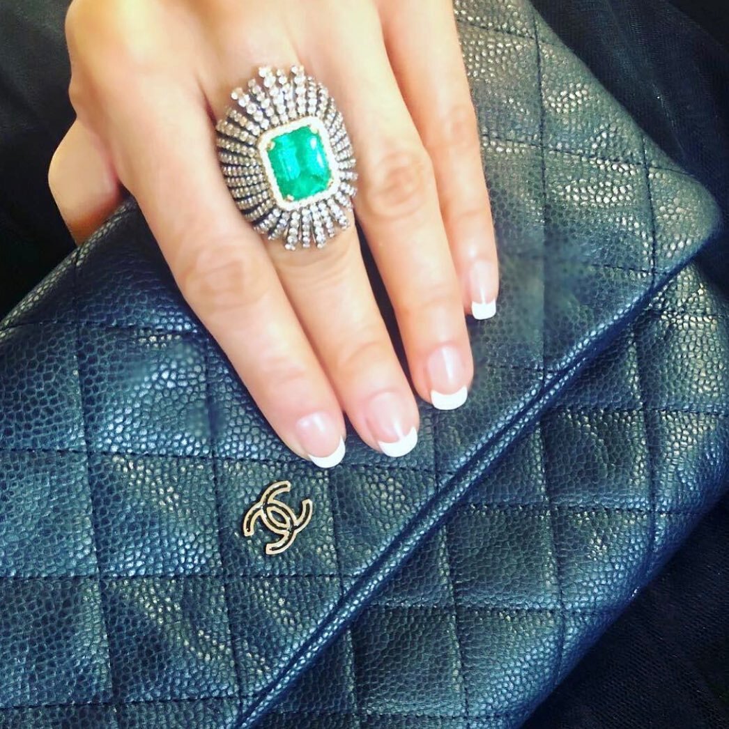 Saturday night accessories✨
&bull;
&bull;
Check out www.michaeljohnbridal.com (Linked in profile)
&bull;
&bull;
#diamonds #emerald #rings #chanelclutch #perfectaccessory #luxuryjewelry #chicjewelry #finejewelry #jewelrydesigner #jewelryblogger #state