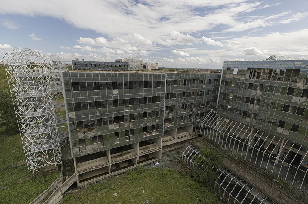 Abandoned Hospital Zagreb (Croatia) The hospital in Zagreb was started to build in 1982, it was supposed to be diamond of Croatian Hospitals. In 1992 the Hospital was finished up to approximately 50%, and already 150 million euros where invested. The construction has never been complete due to financial issues. Whole complex has 217.000 square meters and is abandoned since 1992. De bouw van dit ziekenhuis is in 1982 begonnen. Het was de bedoeling dat dit het meest prestigieuze ziekenhuis zou worden van Kroatië. In 1992 was circa 50% van het ziekenhuis klaar en was er meer dan 150 miljoen euro in geïnvesteerd. Door financiële problemen is het ziekenhuis nooit afgebouwd. Het complex is 217.000 m² groot en staat sinds 1992 leeg. Bekijk hier mijn video over het fotograferen in dit verlaten ziekenhuis.