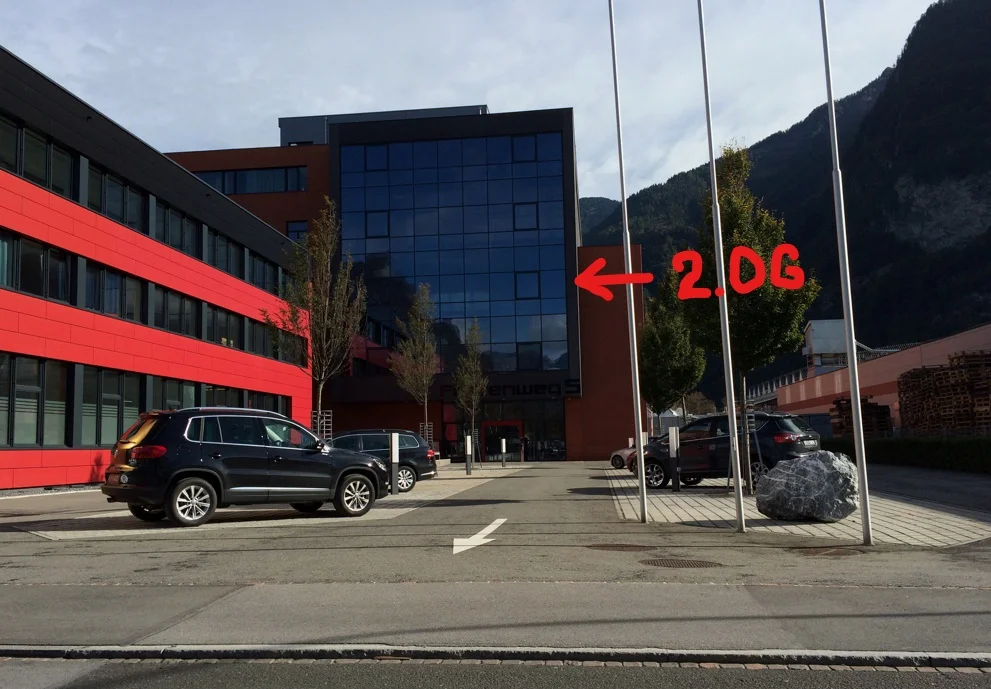 Wir sind im 2. OG, einfach unten klingeln. Parkplätze sind vorhanden.