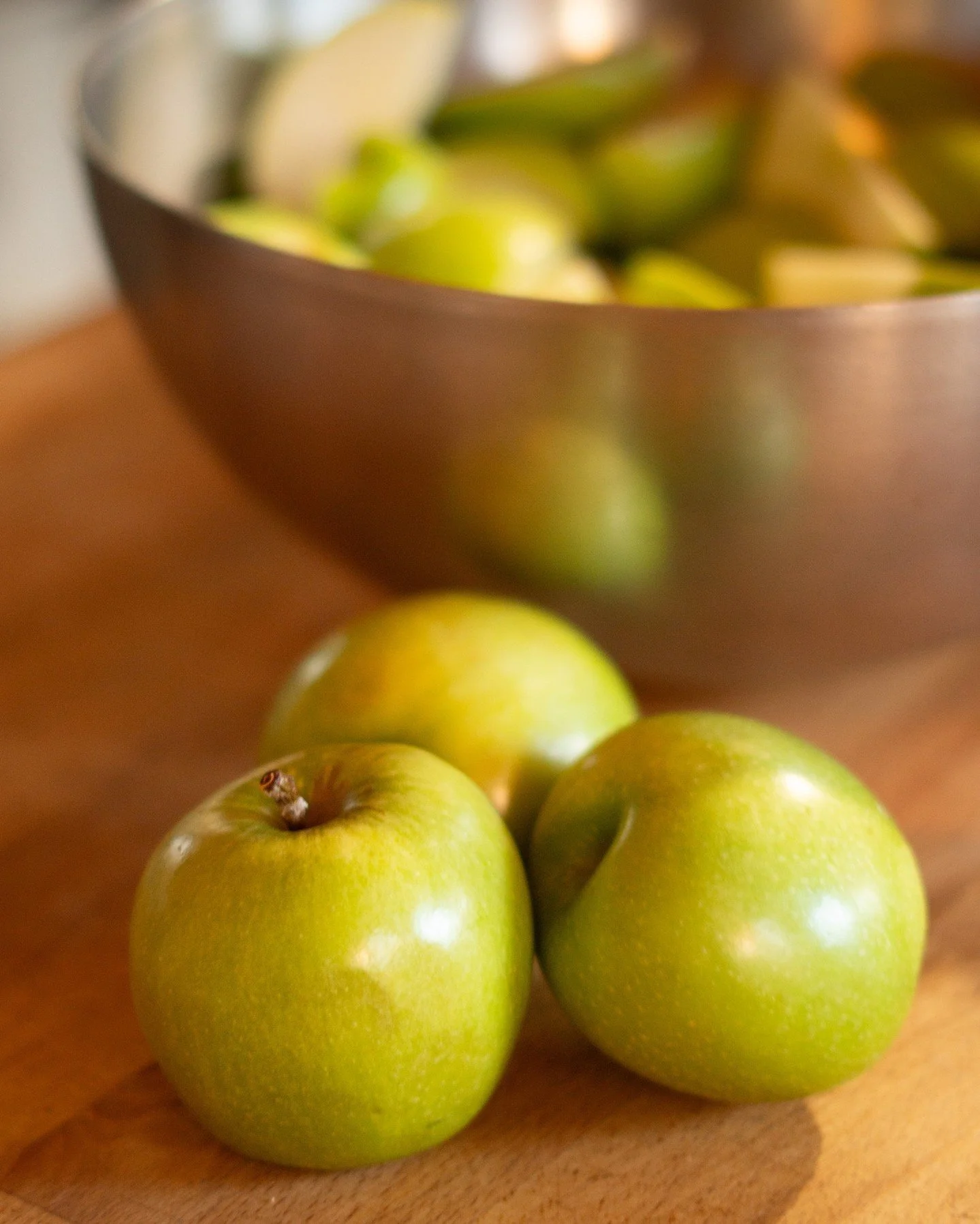 Fresh apples, warm spices, and cozy vibes incoming.✨

#coffeecakes #braggcreek #vegan #plantbased #yyc #supportlocal #foodstagram #alberta #calgary #yycsmallbusiness #yyceats #yycfoodie #calgarylife