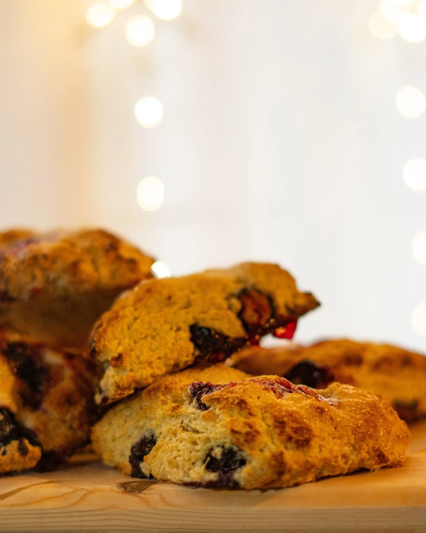 Our freshly baked scones are a fan favorite and they tend to disappear fast! Baked fresh daily, they&rsquo;re soft, flaky, and full of deliciousness.✨

#yyccoffee #calgary #calgarycoffee #calgaryfood #calgaryfoodie #foodie #yyceats #yycliving #calgar