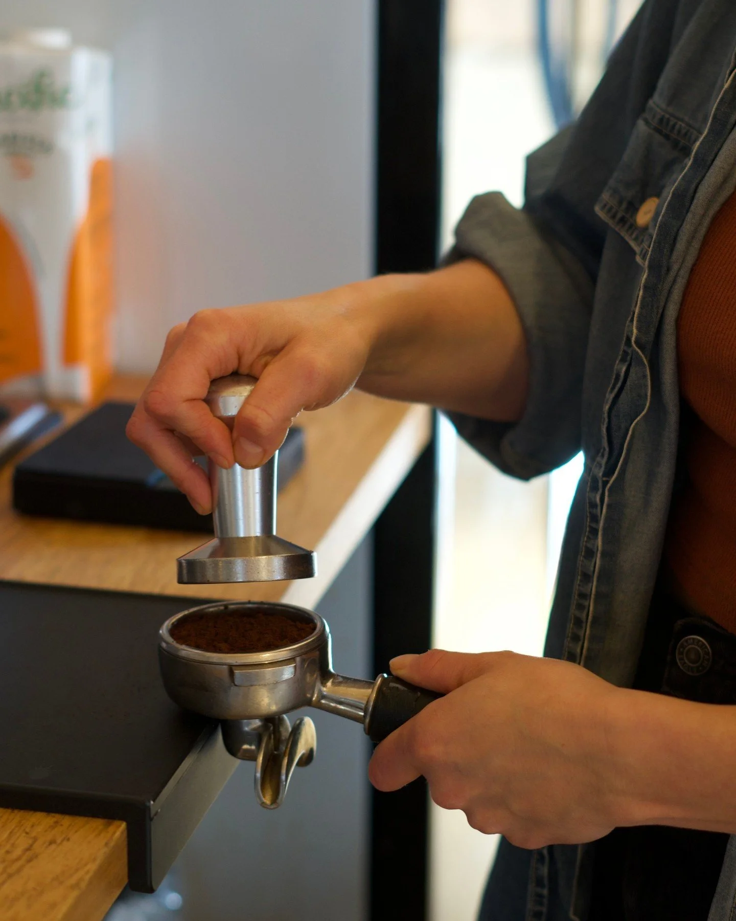 There&rsquo;s something special about the sound of fresh coffee being made. Rich aroma, smooth pour, and that first warm sip. Come grab your cup and let us make your day a little brighter!✨

#yyccoffee #calgary #calgarycoffee #calgaryfood #calgaryfoo