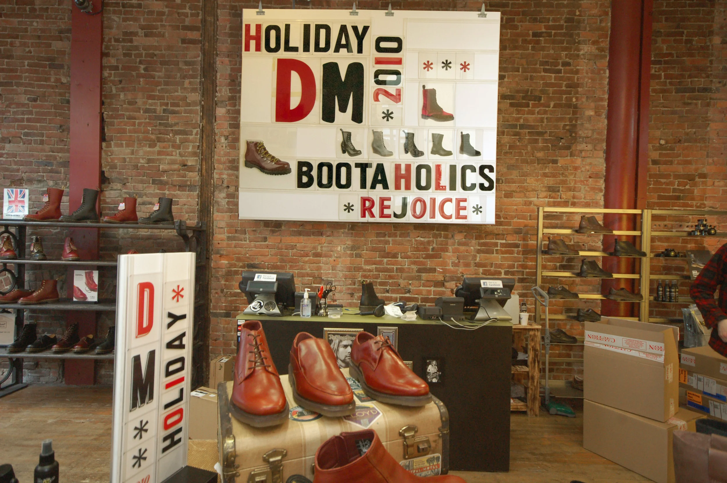 Normal
0
0
1
70
401
3
1
492
11.1282
0
0
0
DM HOLIDAY For this Dr. Martens holiday campaign, old theatre marquee letters were used to create changeable message boards. Product images were created to fit into the sign system. A series of holiday messages were provided with detailed instructions, so sales clerks could change the signs each week to keep the conversation with shoppers fresh. 