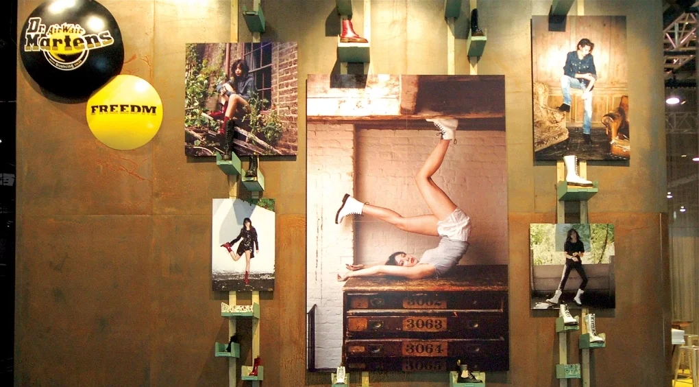 Normal
0
0
1
44
252
2
1
309
11.1282
0
0
0
DM TRADE SHOW Dr. Martens Originals product line was the marketing focus for this trade show, with photography set in Victorian England provided for support. Walls covered with rusted steel and flocked period wallpaper created a backdrop for shelving and graphic fixtures made almost entirely from reclaimed materials. 