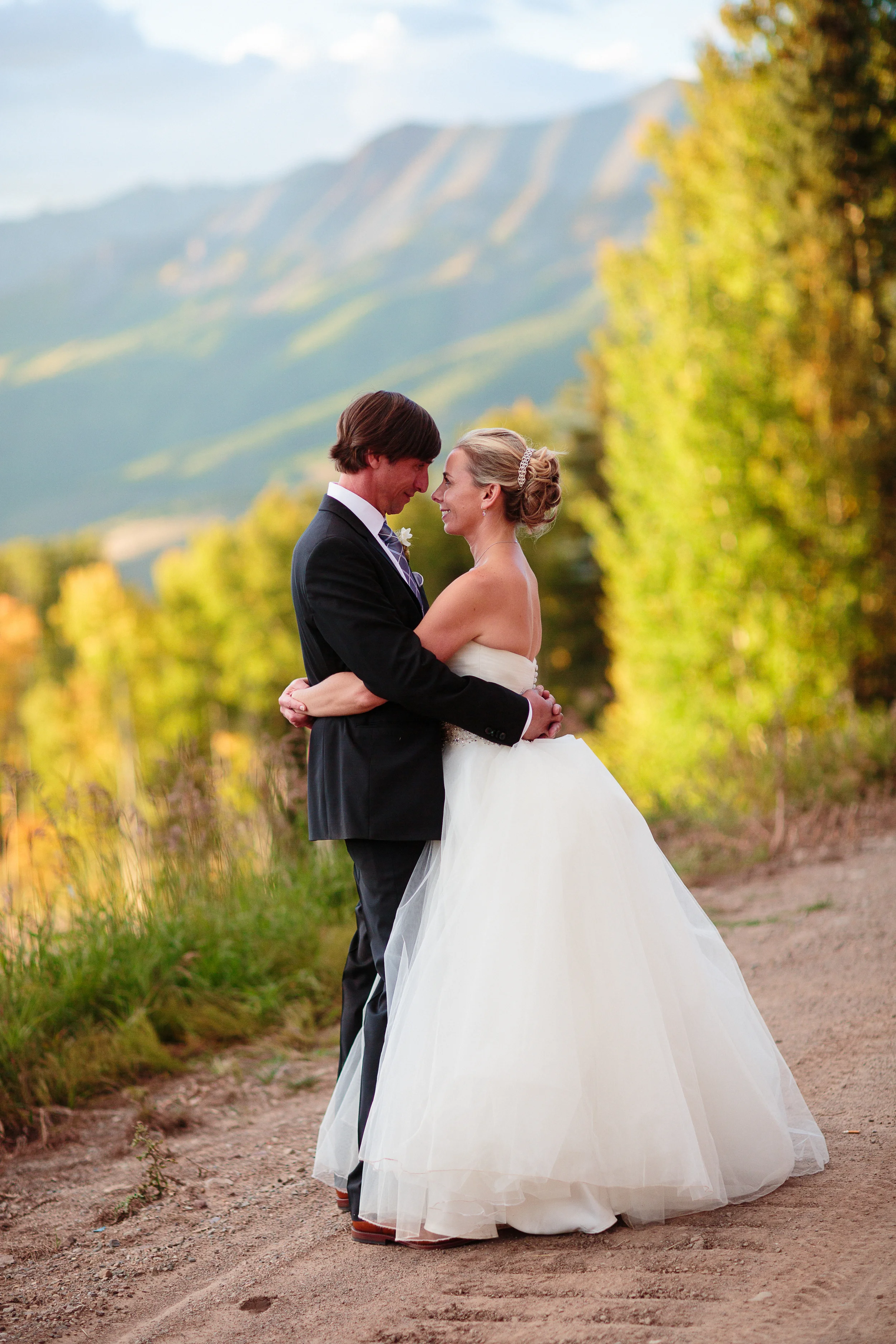 Bride and groom at fall wedding in Telluride | Cat Mayer Studio