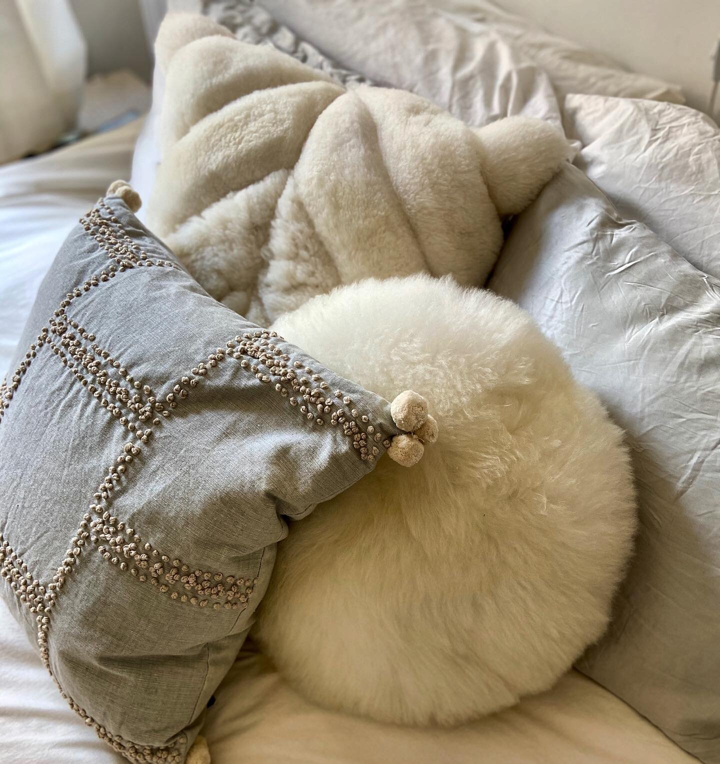 Pillow game is serious business chez Natty. A) silk pillowcases are totally worth the hype IMO. Especially if you tend to smash your face into your pillow and wake up looking like a raisin. Hi, me. 🙋🏼&zwj;♀️ Or if you just wanna feel like a queen w