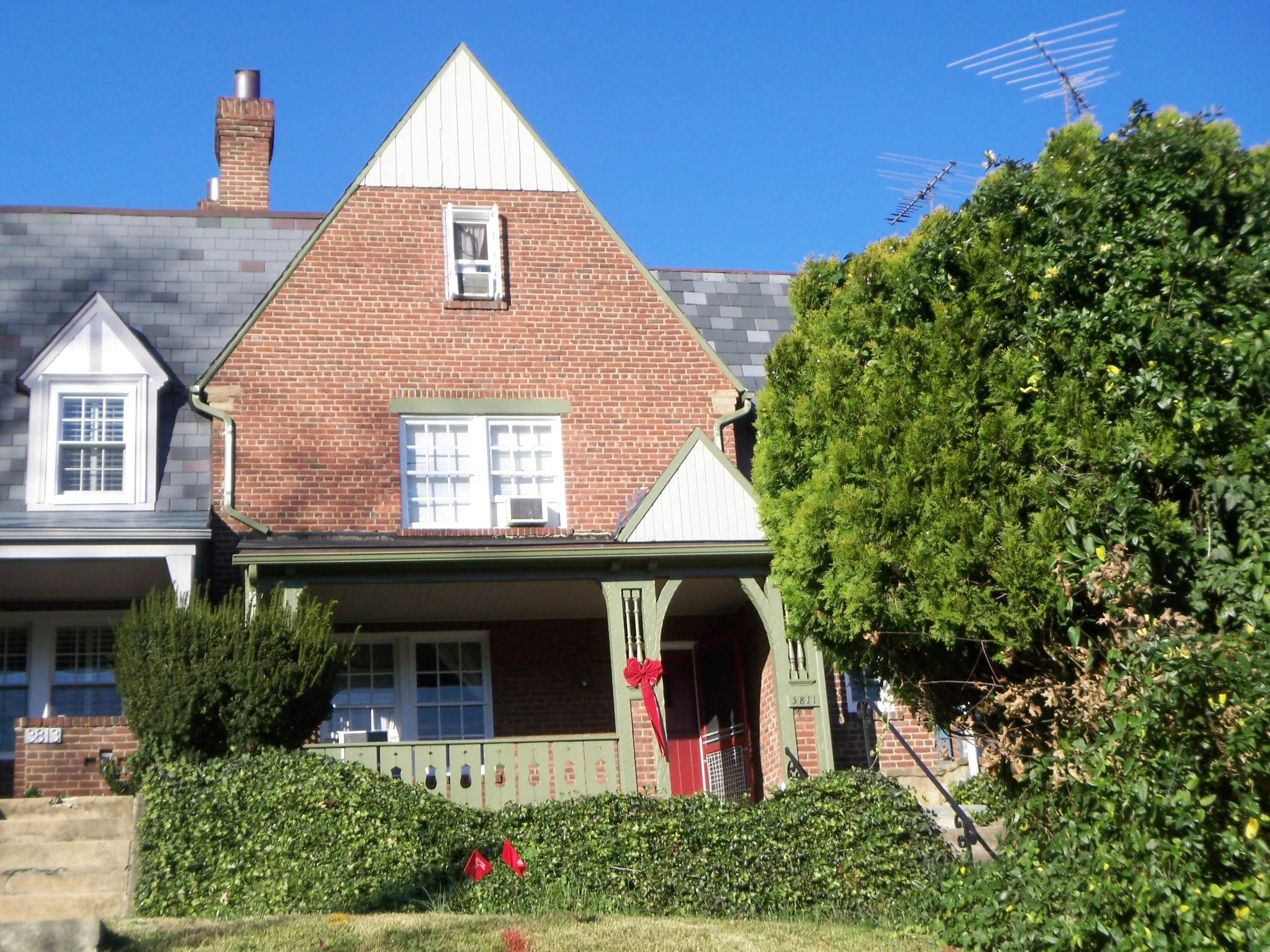 3811fronthouse.JPG