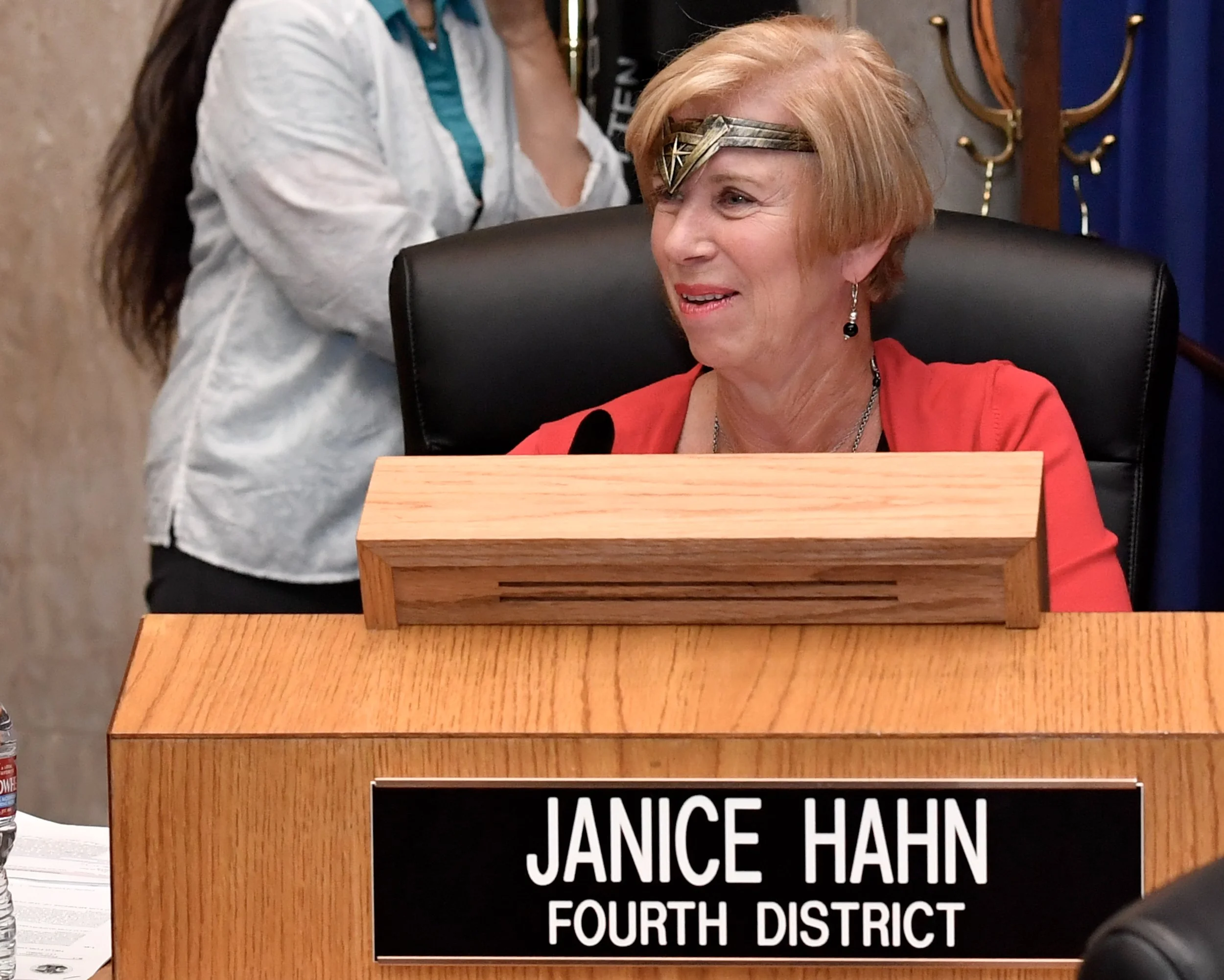 Hahn pushes for more female firefighters in L.A. County*