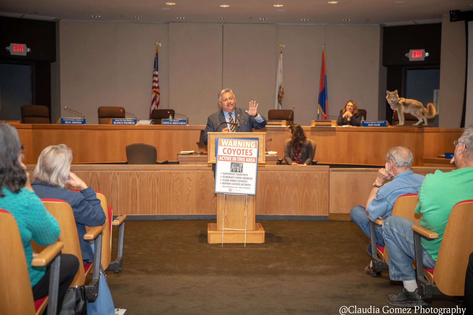 PHOTO BY CLAUDIA GOMEZ Mayor Rick Rodriguez speaks at a recent town hall meeting where the only item on the agenda was coyotes.