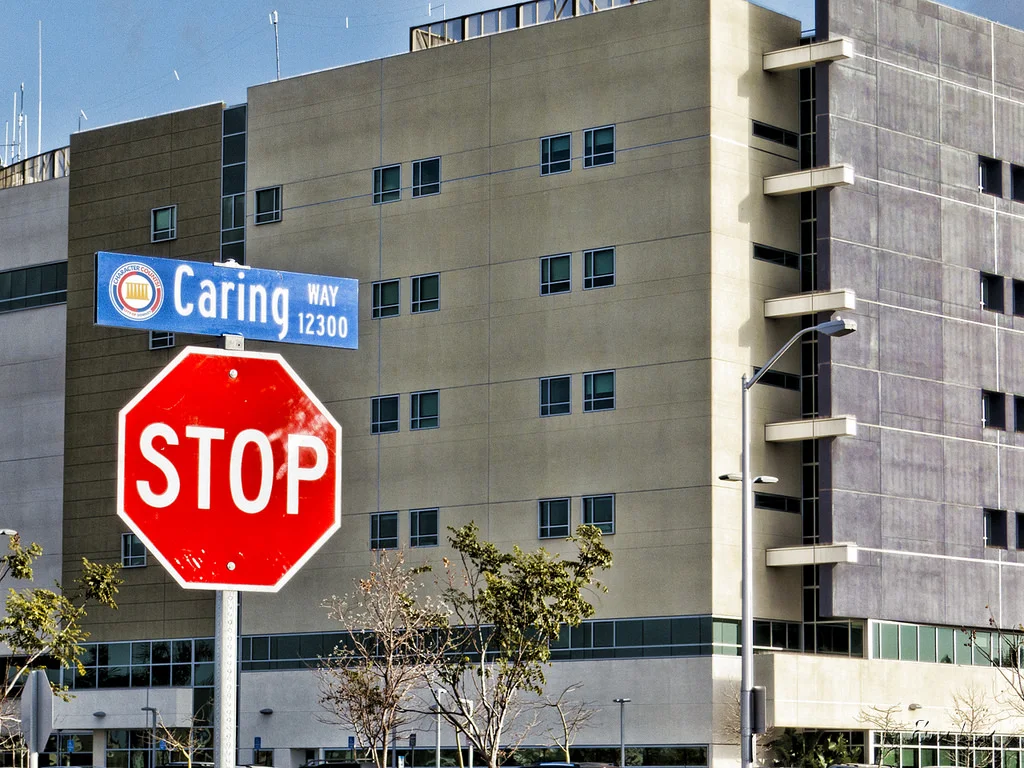 Kaiser Permanente Downey Medical Center. Photo by Pam Lane, DowneyDailyPhotos.com
