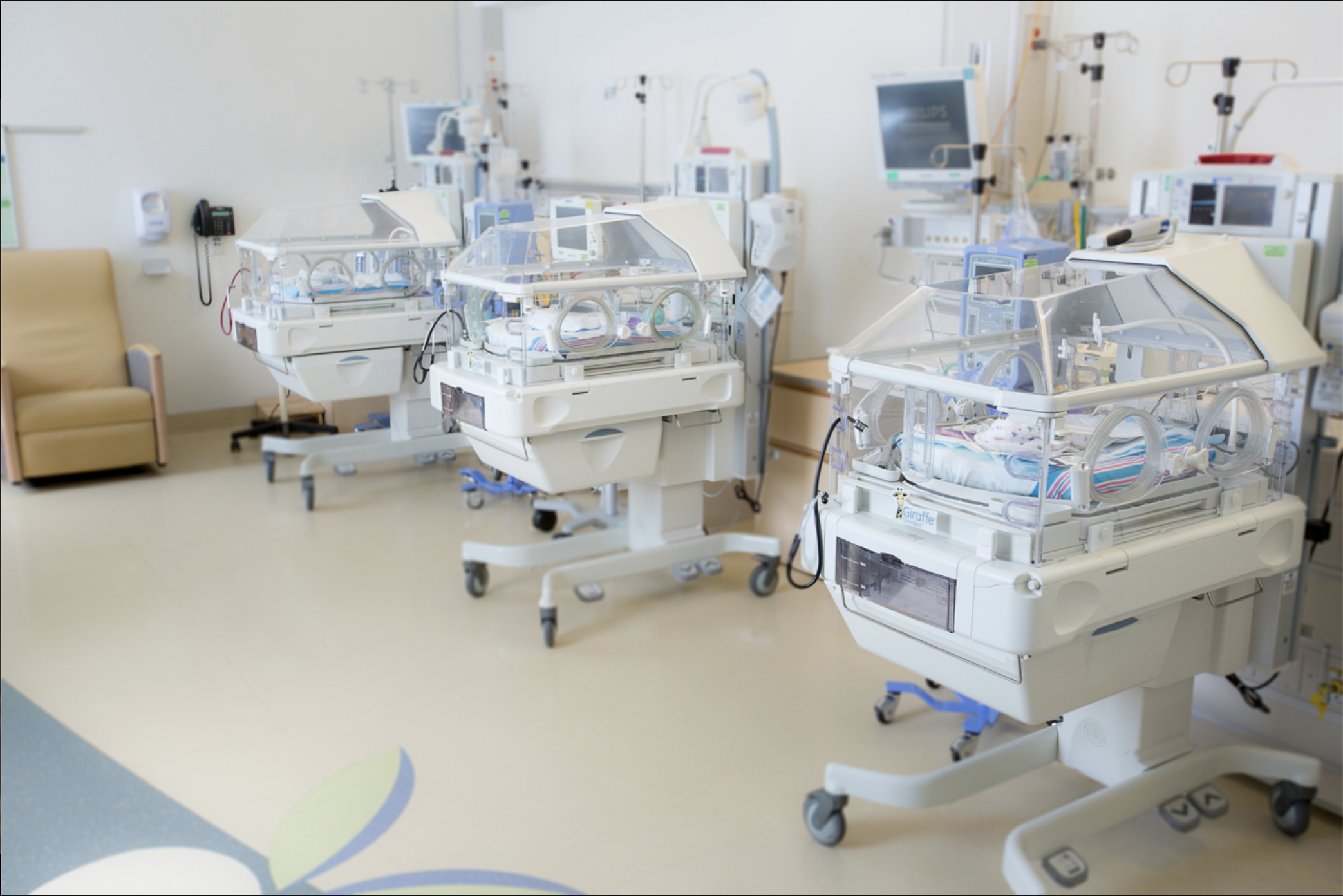 Неотерм -реанимационный стол для интенсивной терапии новорожденных. Палата интенсивной терапии новорожденных. Палата интенсивной терапии для новорожденных и недоношенных детей.