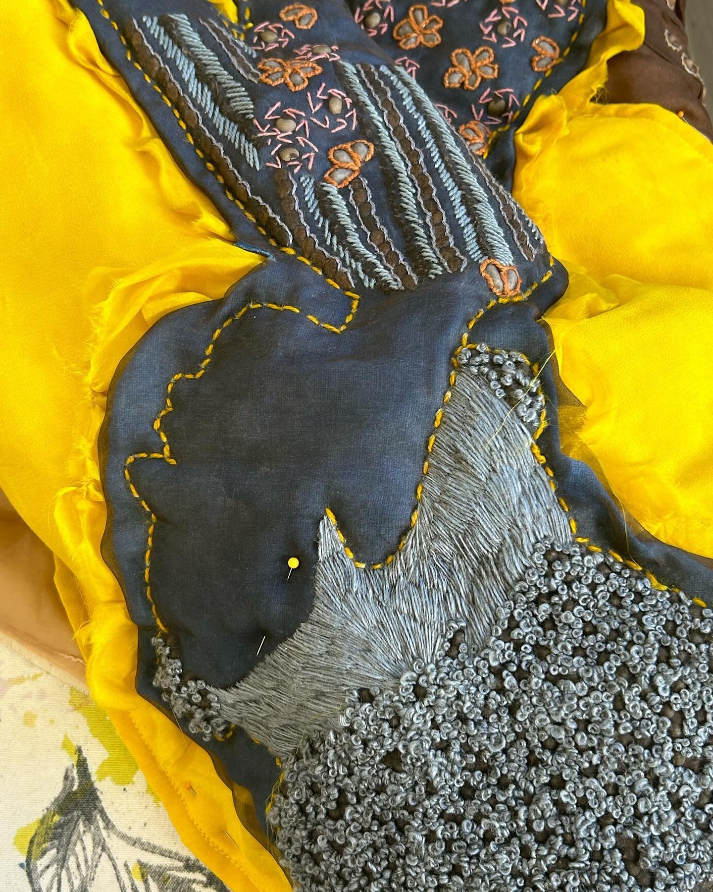Adding the finishing touches, and some extra details since I have a bunch of new yarn to play with. 

#FiberArt #FiberArtist #NaturalDye #NaturallyDyed #indigo #embroidery