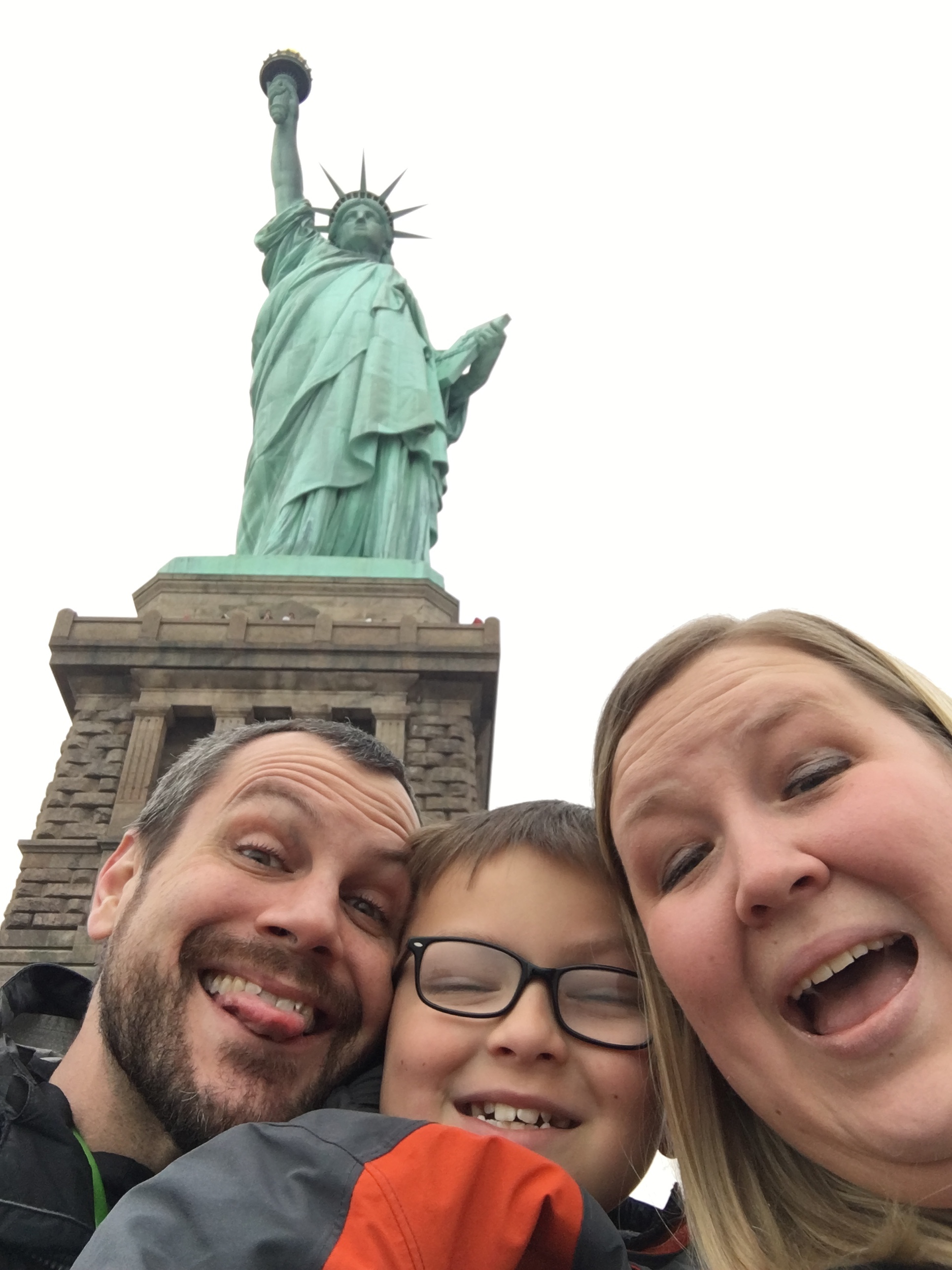 Goofy Statue of Liberty selfie