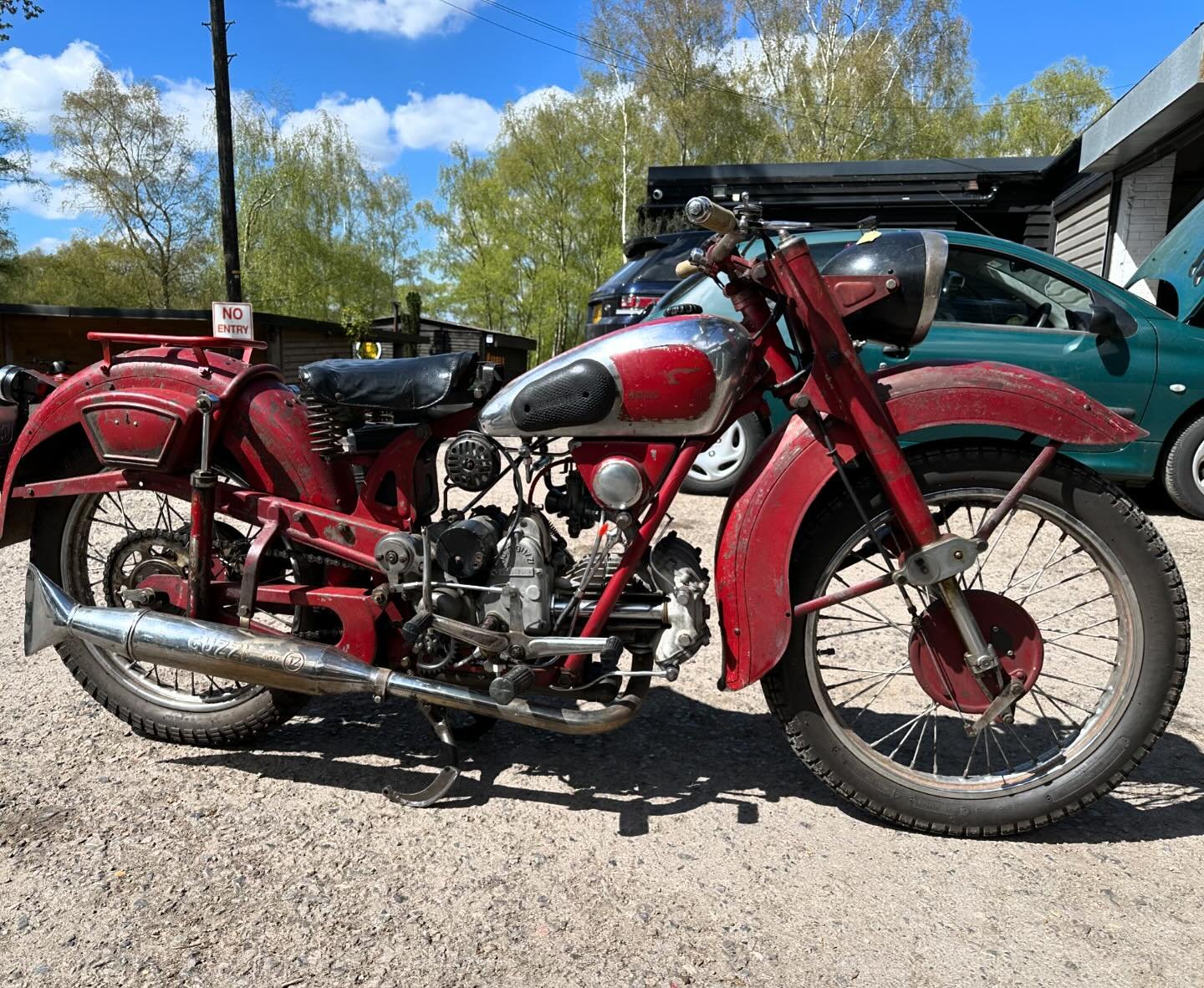 Now for something REALLY pretty!! 😍 a 1947 Moto Guzzi Airone 🩷 back on the road for the summer. #motoguzzi #motoguzziairone #classicitalianbikes #oohlala #reditalianstuff #classicmotorcycles