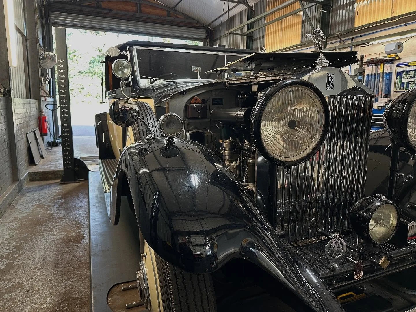 First MOT of the day ☺️. #rollsroyce #vintagerollsroyce #coolcars #sunsoutfunsout #4litrerolls #poshcars #villagegarage