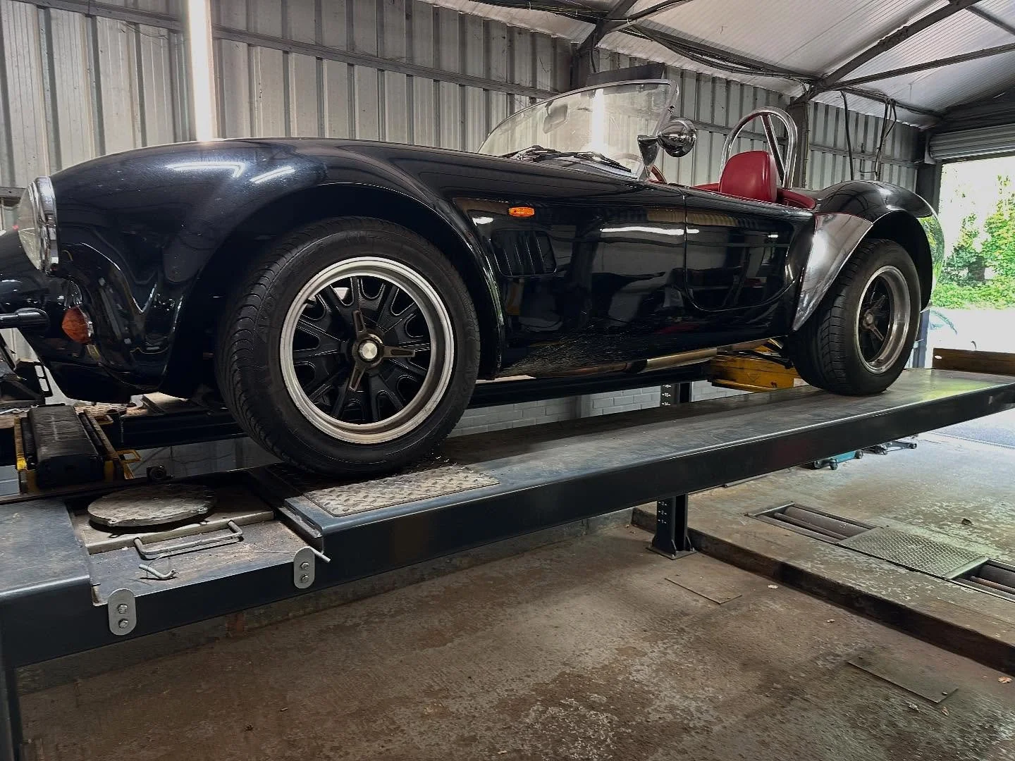 A nice genuine AC Cobra for an MOT, the sun is out and the fun is too!
#accobra #accobra427 #accobramk4 #villagegarage #v8saregreat #v8sarebetter #motfun @shubeedoobee @henry_mk2 @andyhowes1747 @bazza_cox @mikem17j