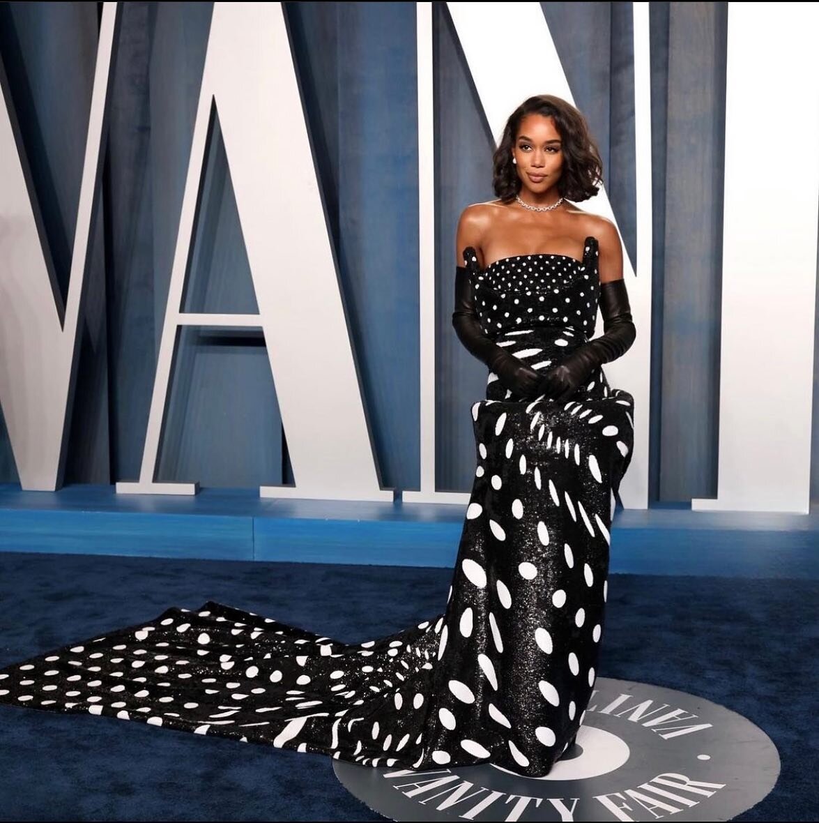 Capturing the whimsy of Hollywood with aplomb, @lauraharrier created a moment at the #Oscars last night, wearing @off____white by late designer Virgil Abloh. Styled by @daniellegoldberg.
.
.
.
.
.
.
#offwhite #oscars #oscars2022 #lauraharrier #oscars