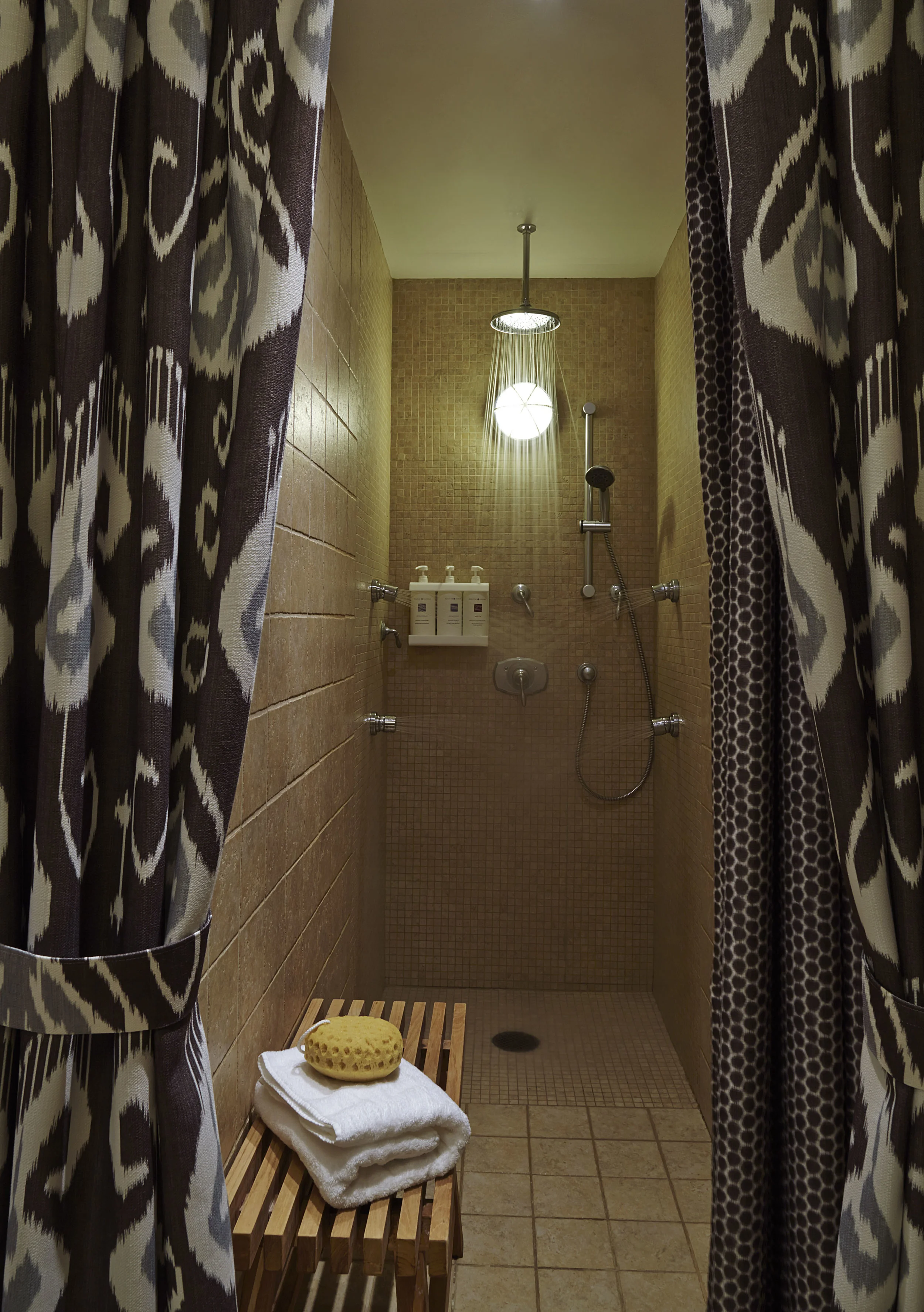Delmonte_Ladies_SpaShower3.jpg