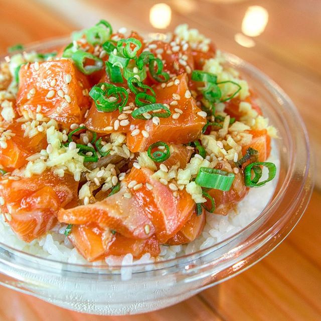 Fish, sauce, and a couple toppings over a bed of rice. Simple but delicious! 😋🔥
#northshorepoke 🐟