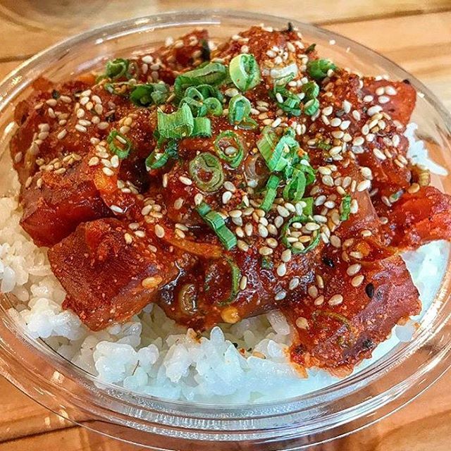 Kalihi Kine is our chili shoyu sauce for those who enjoy a good kick in their pok&eacute; bowl! 🔥
#northshorepoke 🐟