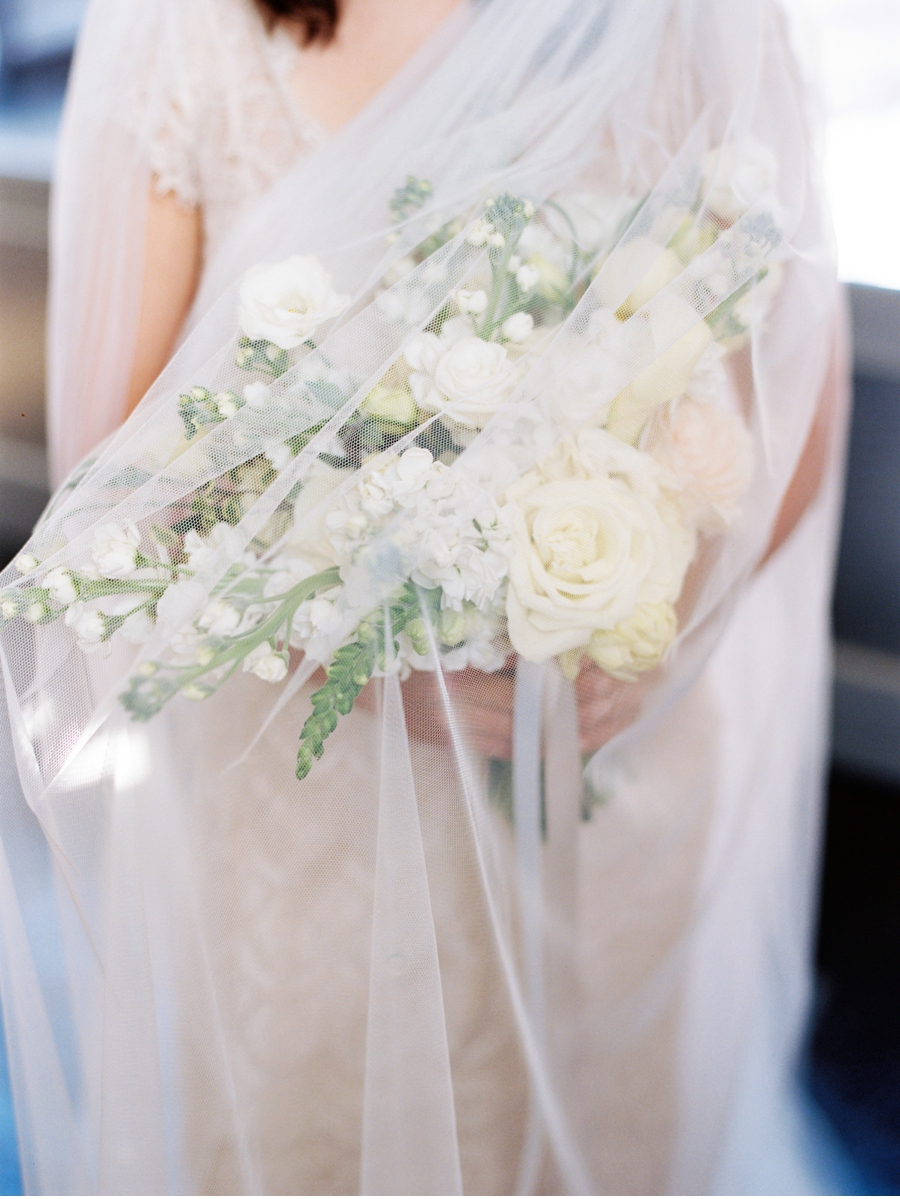 Bridal-veil-and-bouquet