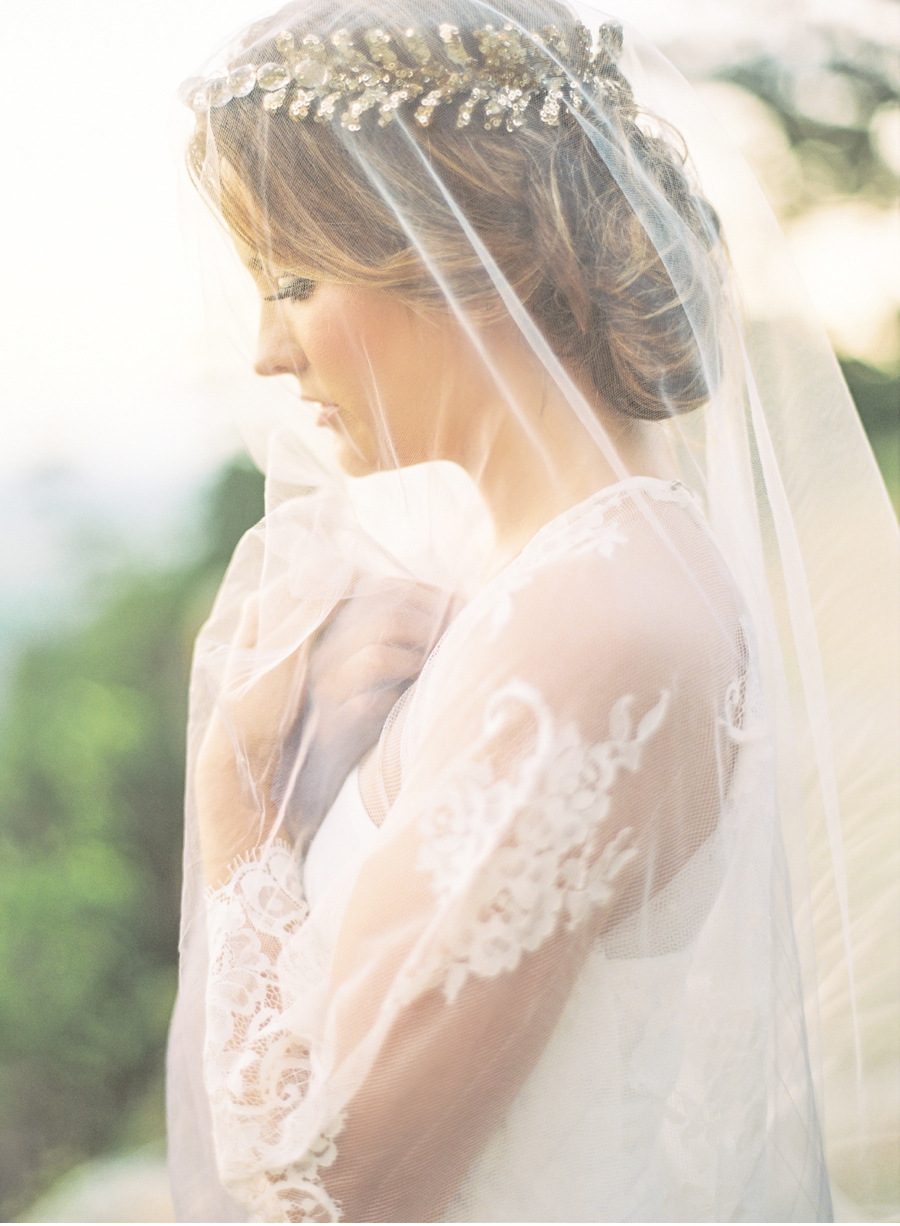 Heirloom-Bridal-Inspiration-with-Veil