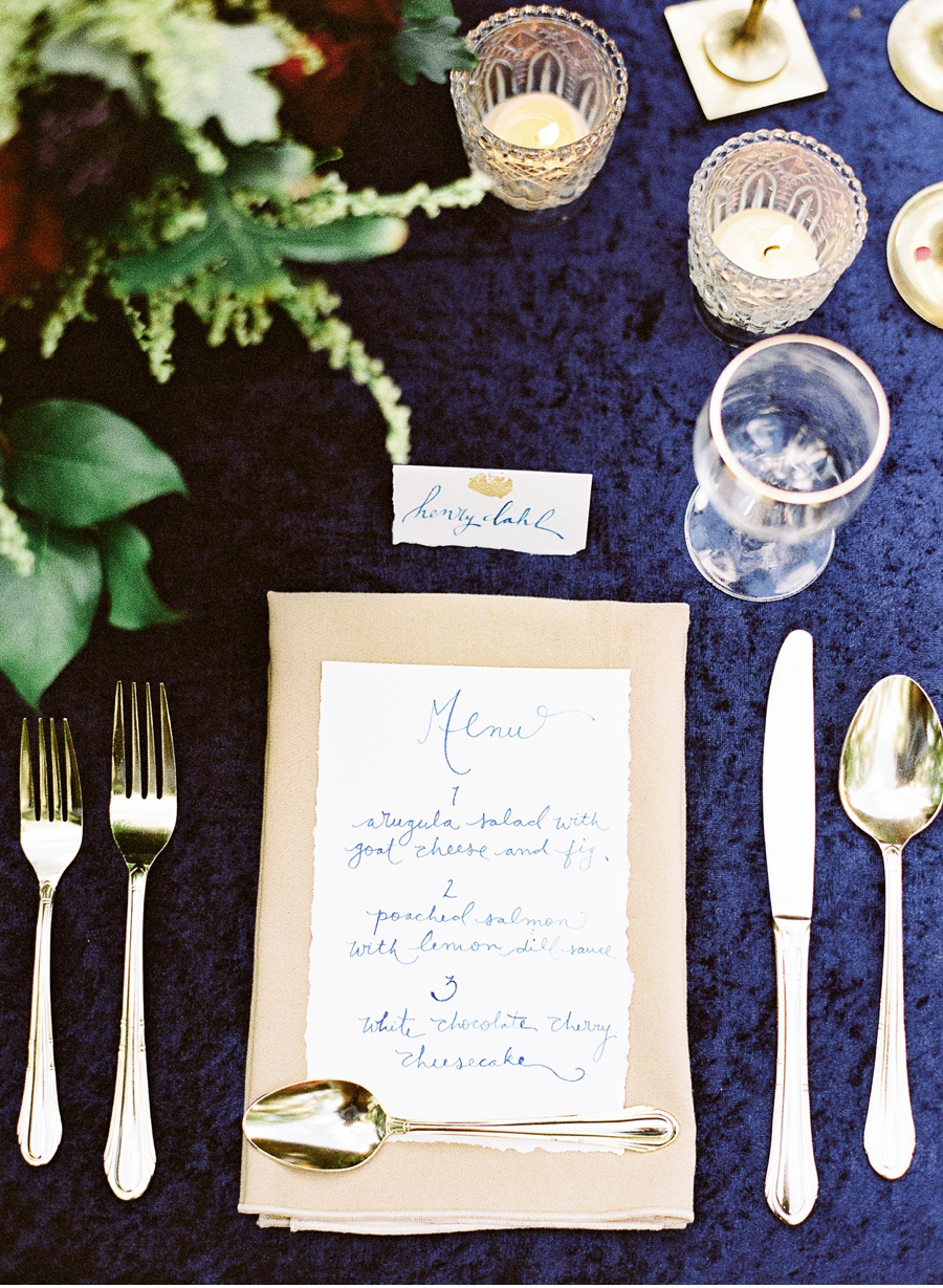 Dark-Blue-and-Gold-Tablescape
