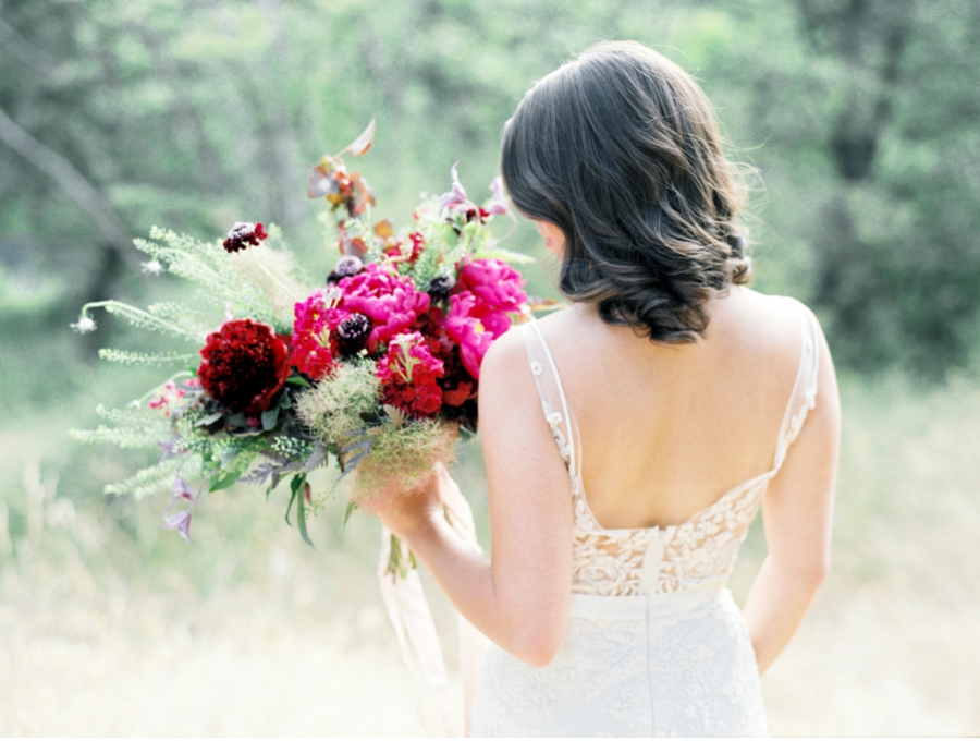 Summer-Wedding-Inspiration-with-Fuscia-Bouquet