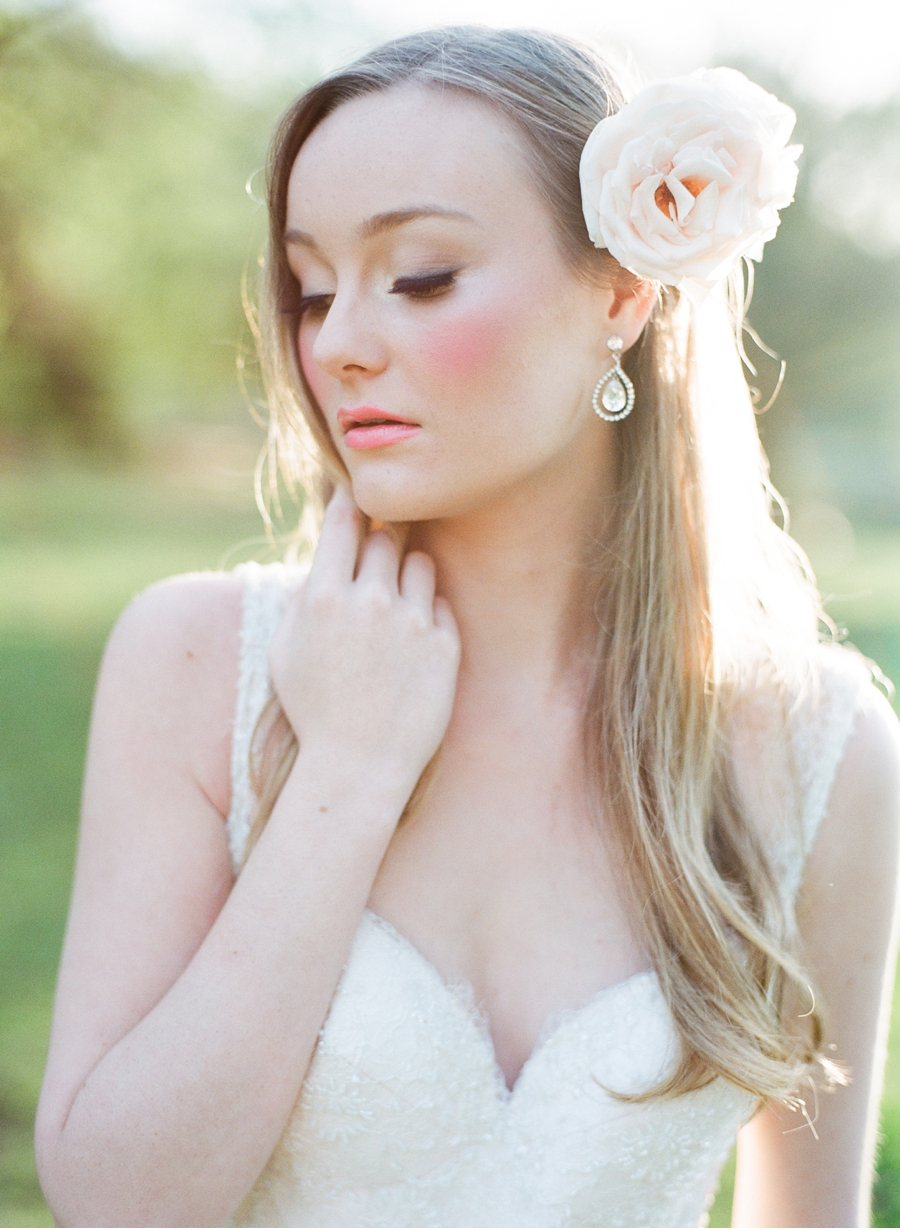 Bride-with-peach-flower-hairpiece