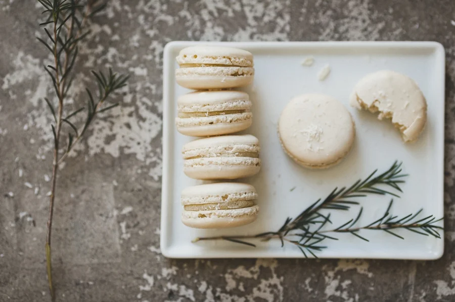 Minimal-Wedding-Details-with-Macarons