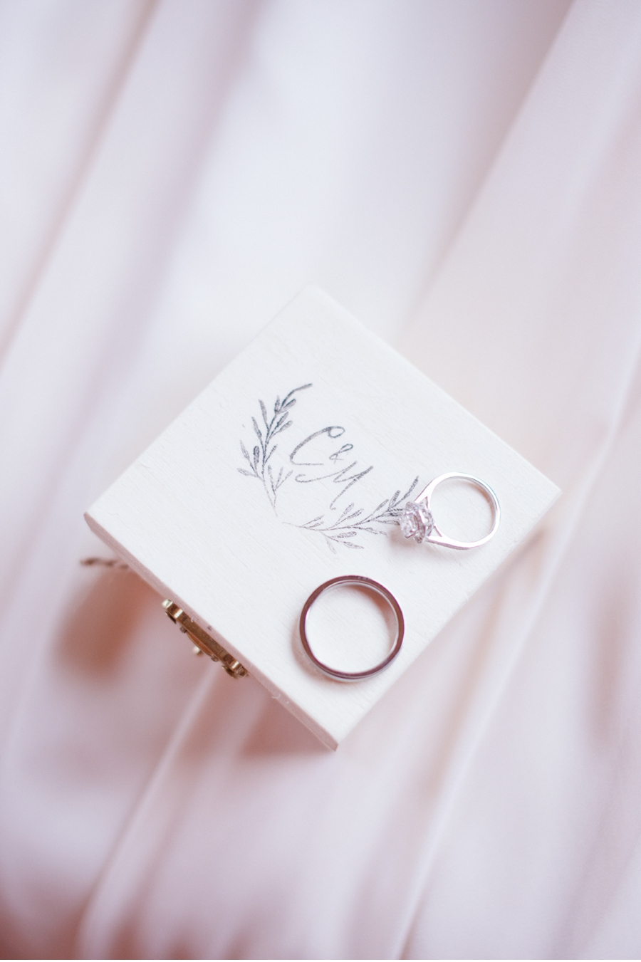 Ring-Box-with-Wedding-Rings