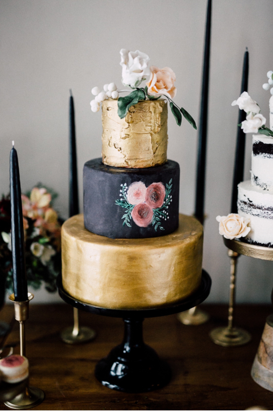 Black-and-Gold-Wedding-Cake