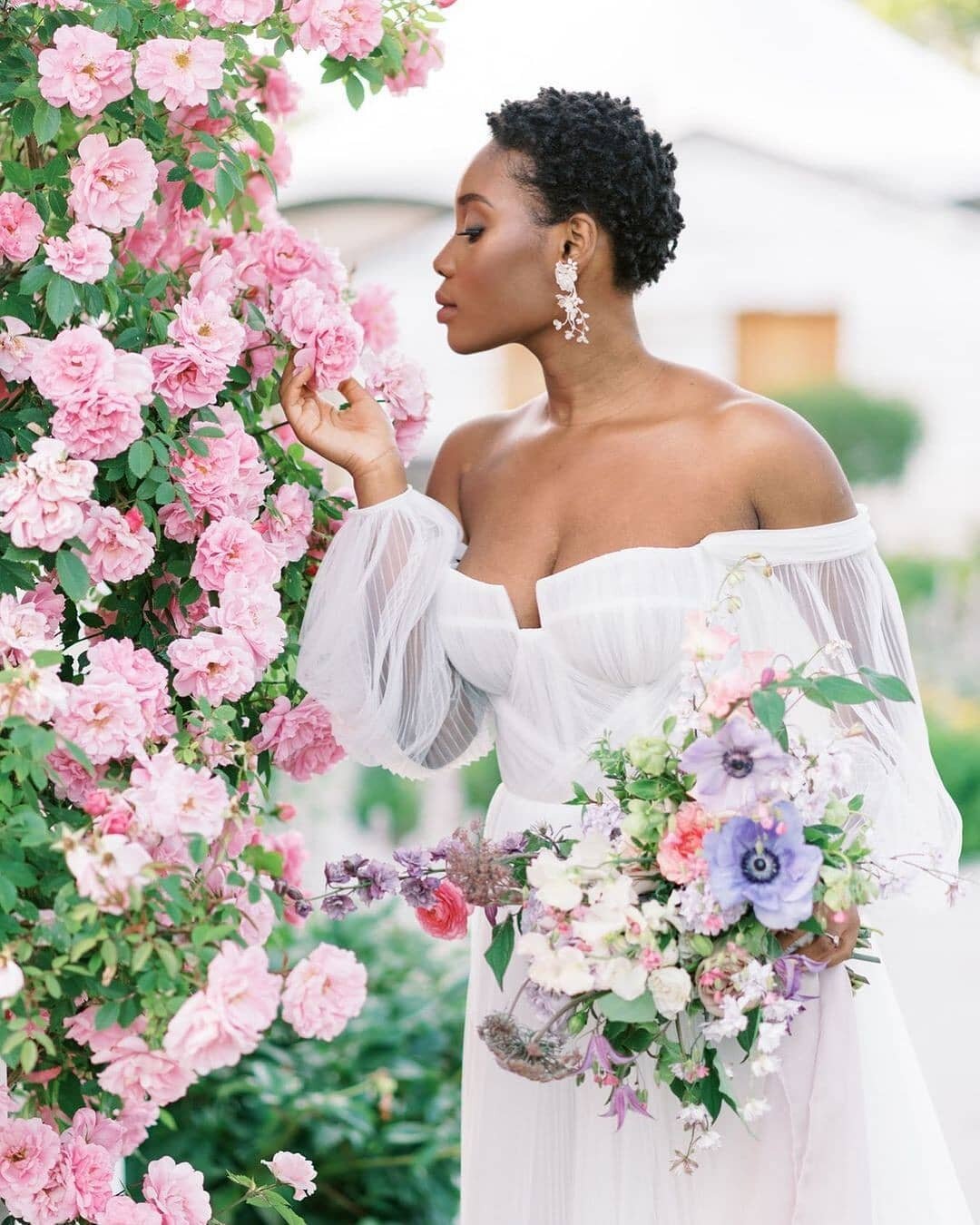 We hope your weekend looks every bit as stunning and romantic as this moment captured by @jennyjeanphotography 💫

Workshop: Hyacinth by True to Hue // @truetohue
Styling &amp; Design: Brontë Bride // @bronte.bride
Instructor: Kristyn Harder // @kri