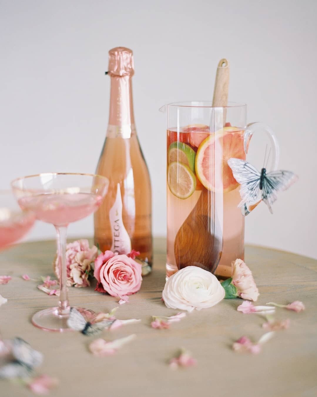 Scenes from our Galentine's Day (sweet) dreams can be found today on the blog! This gorgeous shoot courtesy of @photosbycaileigh &amp; @houseoflano will be saved to many of your bridal shower Pinterest boards, we just know it. ✨ 

Creative Direction 