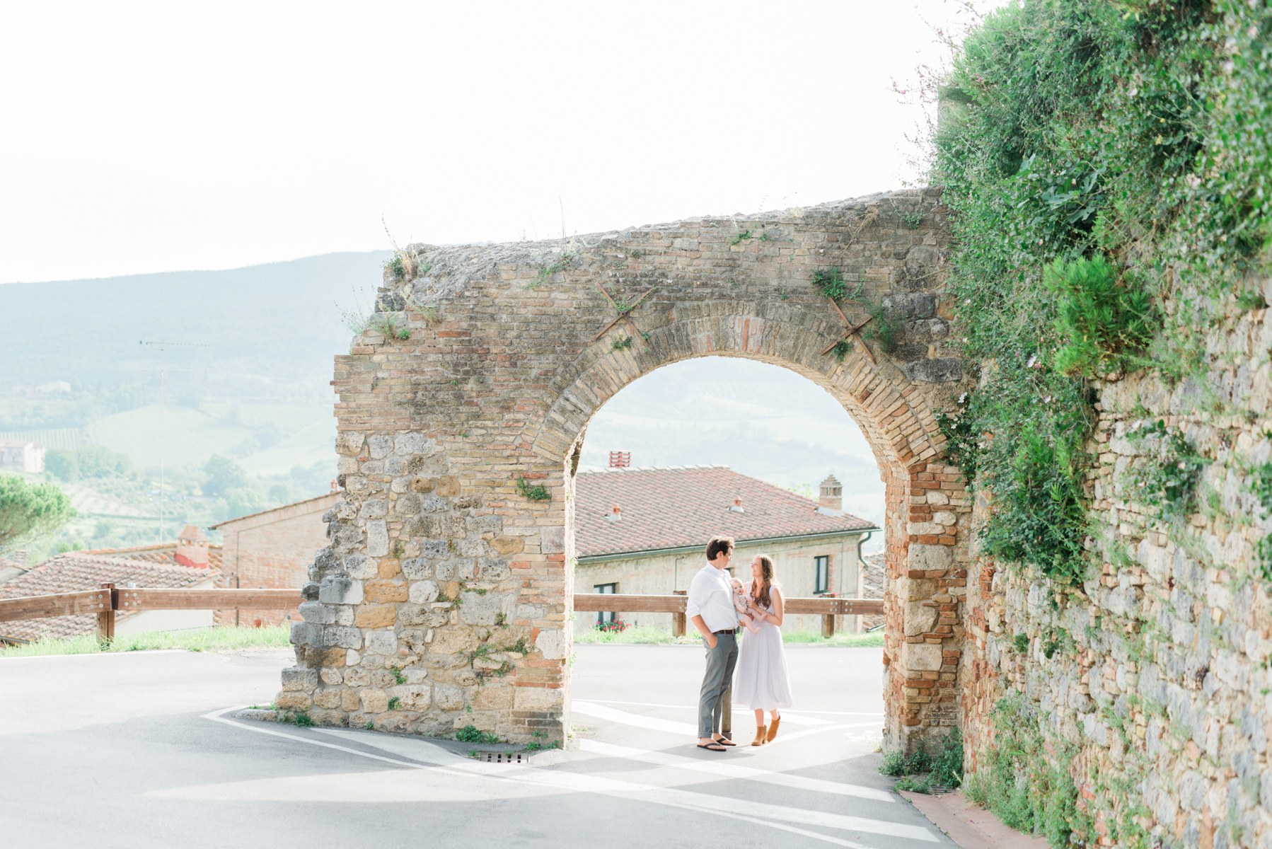 AKP_San_Gimignano_Tuscany_family_shoot_wedding_engagement_photographer-6.jpg