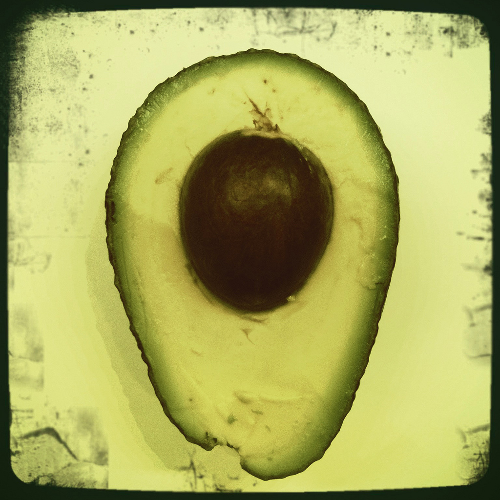 avocado_with_pit.jpeg