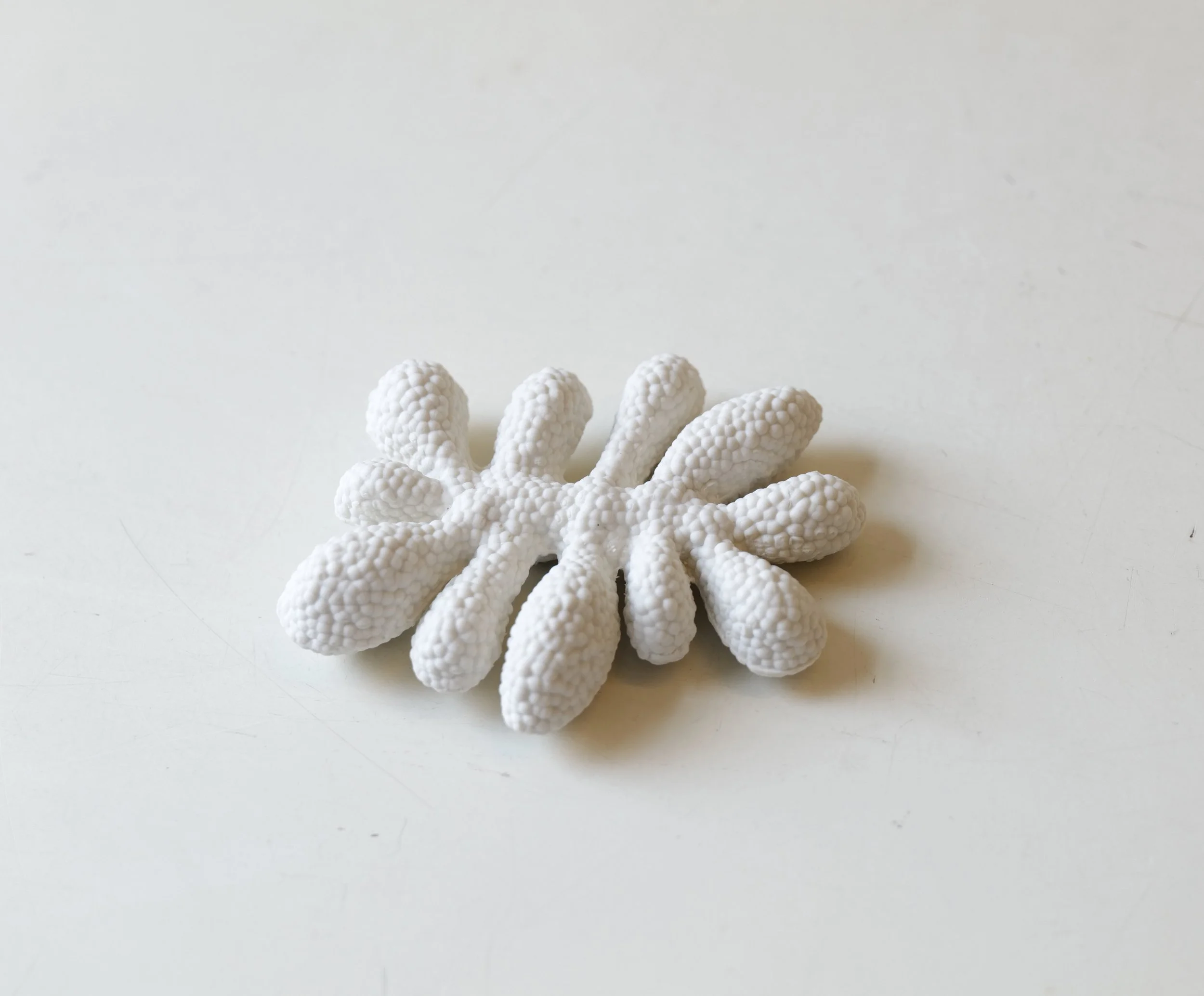 Porcelain sculpture with texture