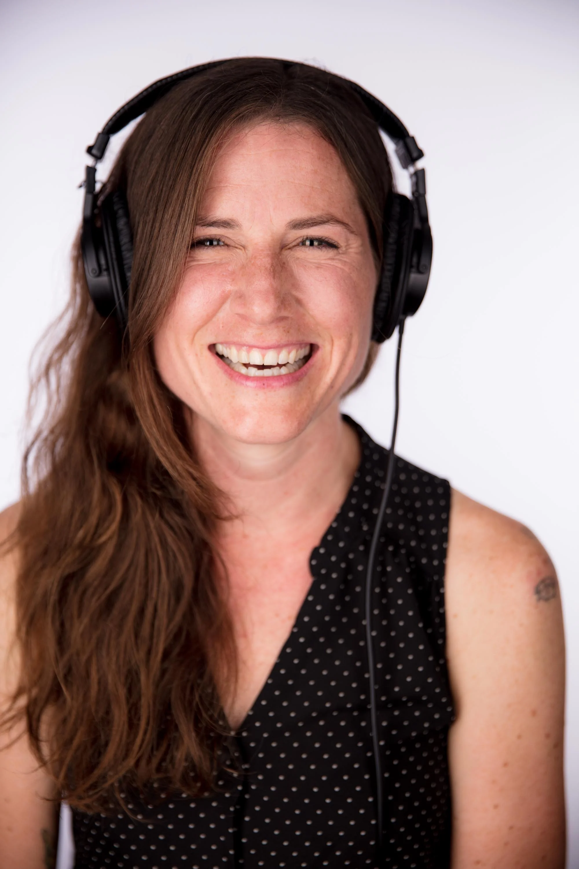 DJ Allison Peck California native Allison Peck grew up in Thousand Oaks, CA and spent much of her teenage years going to shows at the Troubadour, Roxy and Cobalt Cafe. Allison enrolled in Cal Poly and moved to San Luis Obispo where she split her time between business school and DJing at KCPR (claim to fame: Weird Al Yankovich recorded 'My Bologna’ in the bathroom next to the station). After college Allison moved to Chicago where she began working as a wedding DJ, spinning everywhere from Wisconsin barns to fancy downtown hotels. Once ready to return to California, Allison put her business degree to use and co-founded Heart of Gold DJs.