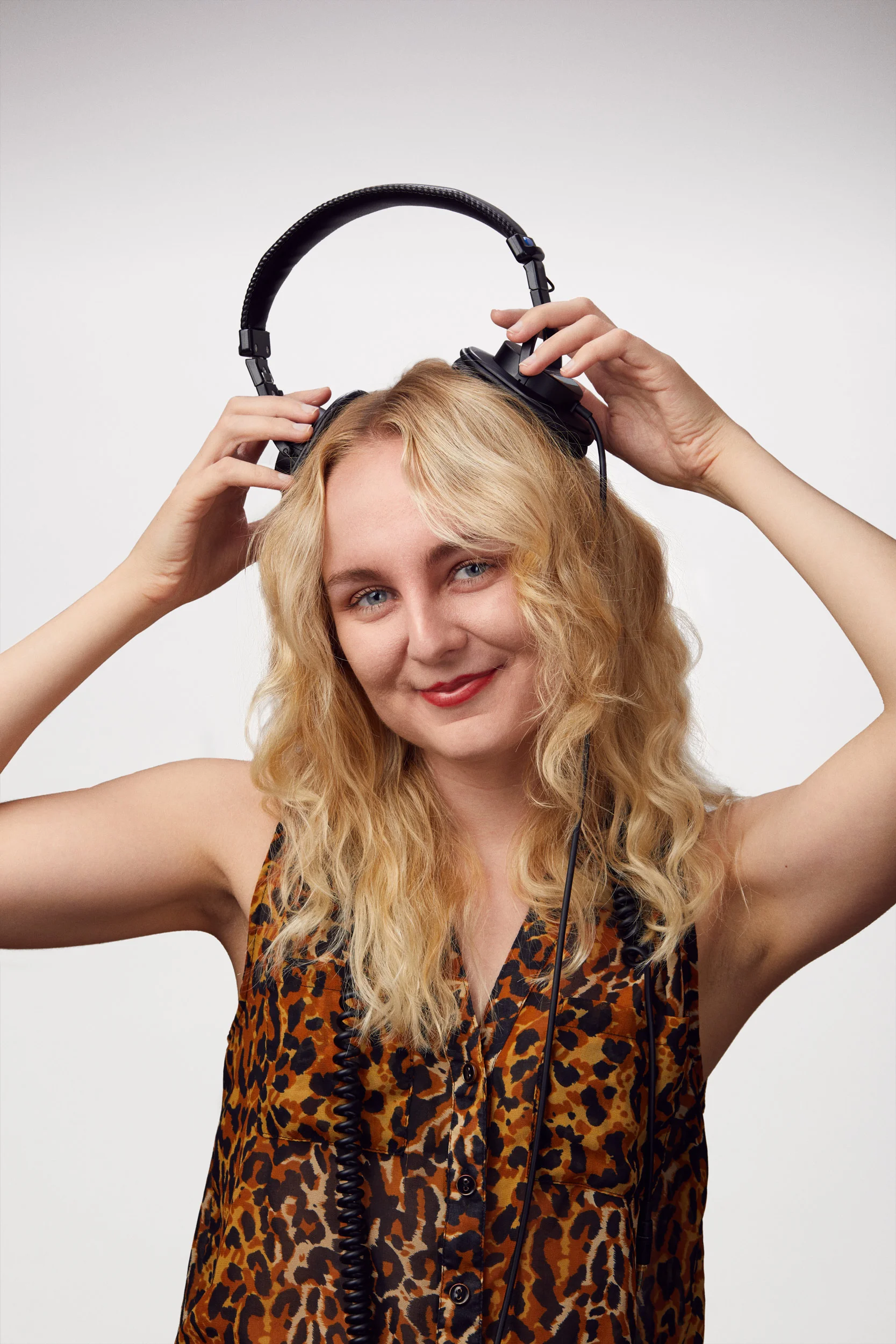 DJ Paige Schaefer Known around the Bay Area as DJ Audio Paige, Paige likes to say she got her start as a “Aux Cord DJ,” crafting playlists for everything from house parties to road trips. After moving to San Francisco in 2013 Paige enrolled in DJ classes with a local DJ, learning how to beat match, mix, scratch, and more. After gaining some confidence (and serious skills) she starting DJing on her own, spinning as an opener at local festivals. When she’s not packing dance floors with Heart of Gold DJs, you can catch her on Friday nights on BFF Radio spinning exclusively women R&B artists on “The Friday Night Get Right.”