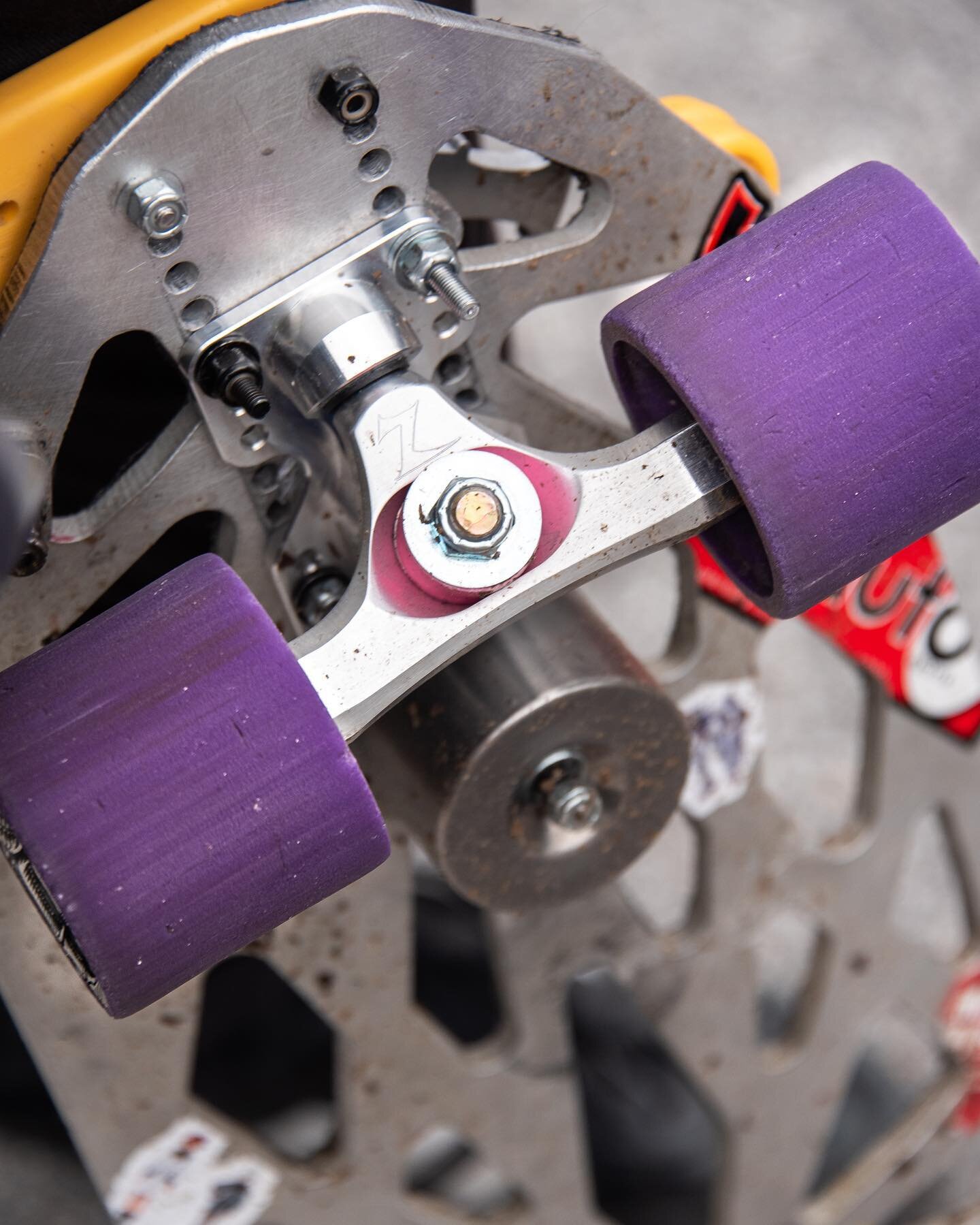 Dialing in the new Zealous trucks on some purple K-Rimes with @dabsville_cowboi!
👉@ThreeSixDownhill
#ThreeSixDownhill #longboarding #longboard #downhillskateboarding #surfskate
