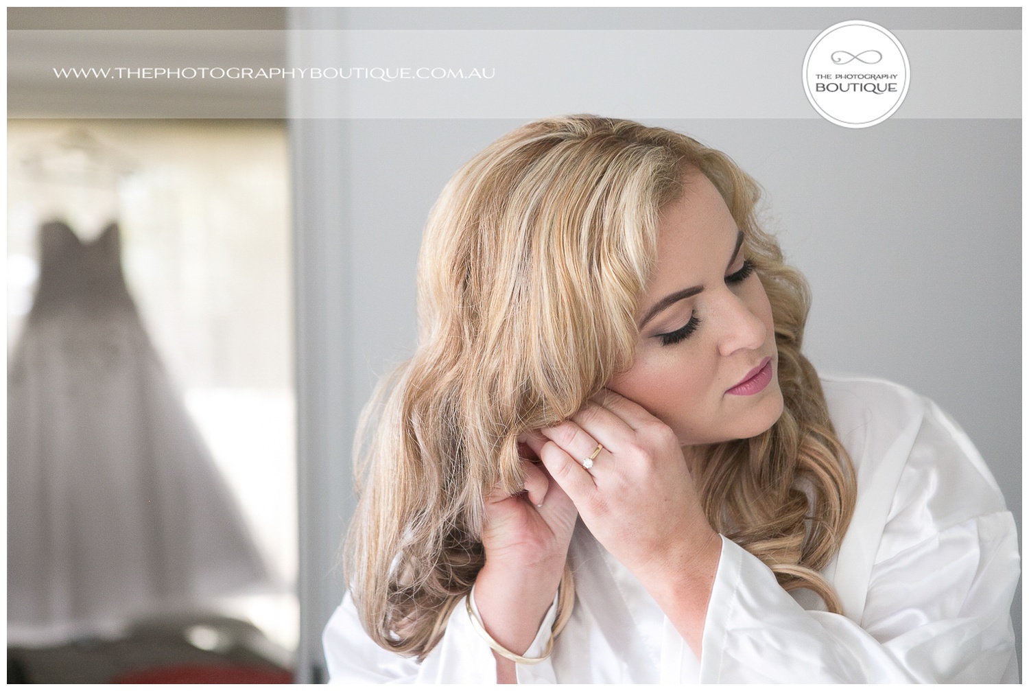 bride getting ready at roelands backyard wedding