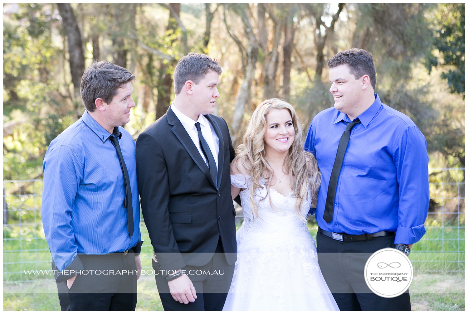 bride with her brothers at roelands backyard wedding