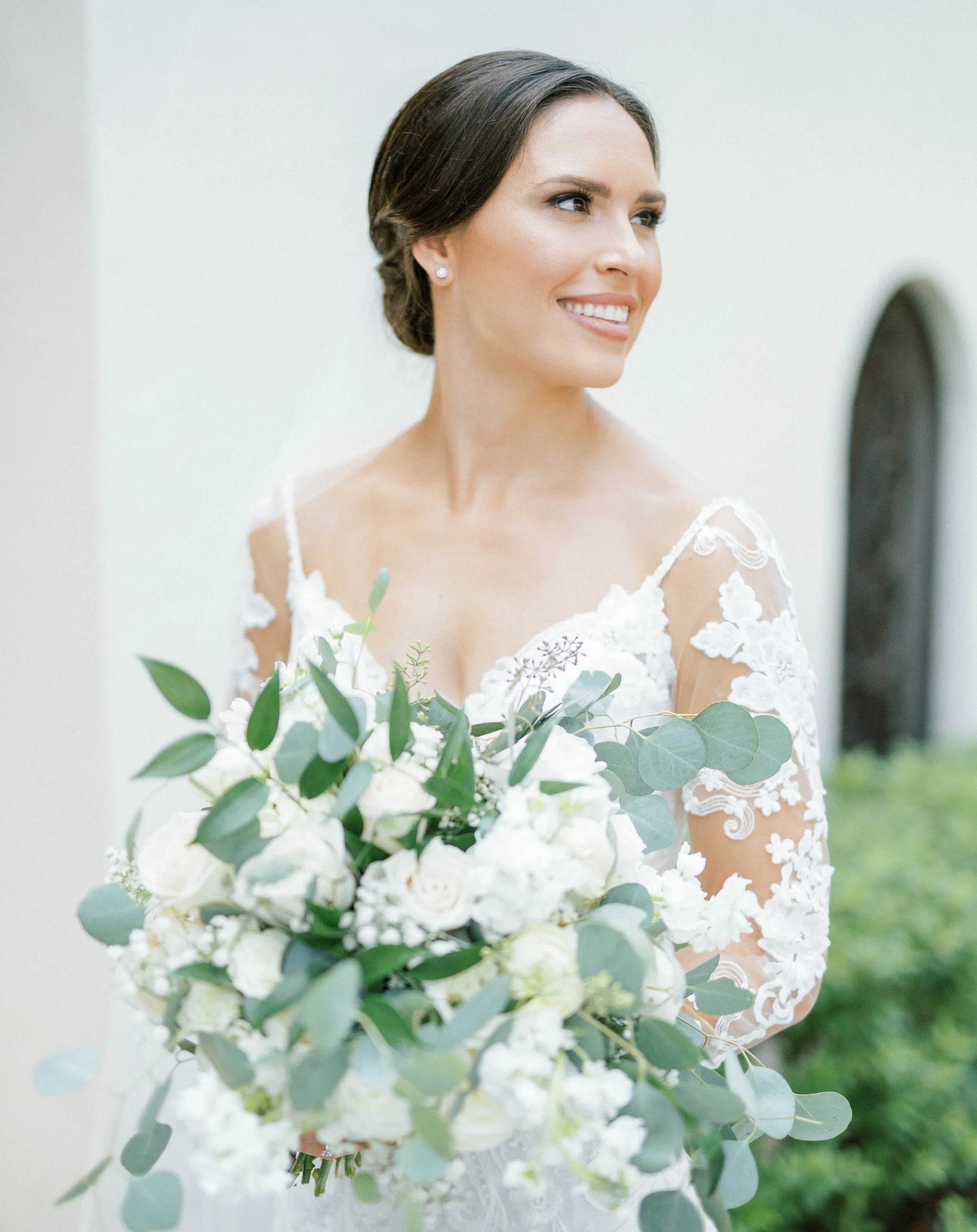 bride-holding-bouquet
