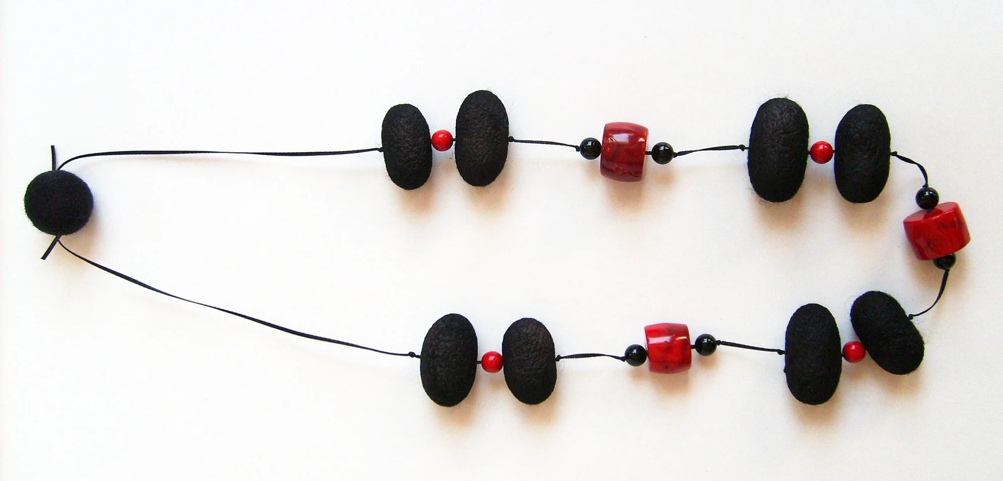 foto collar capullo rojo-negro.jpg