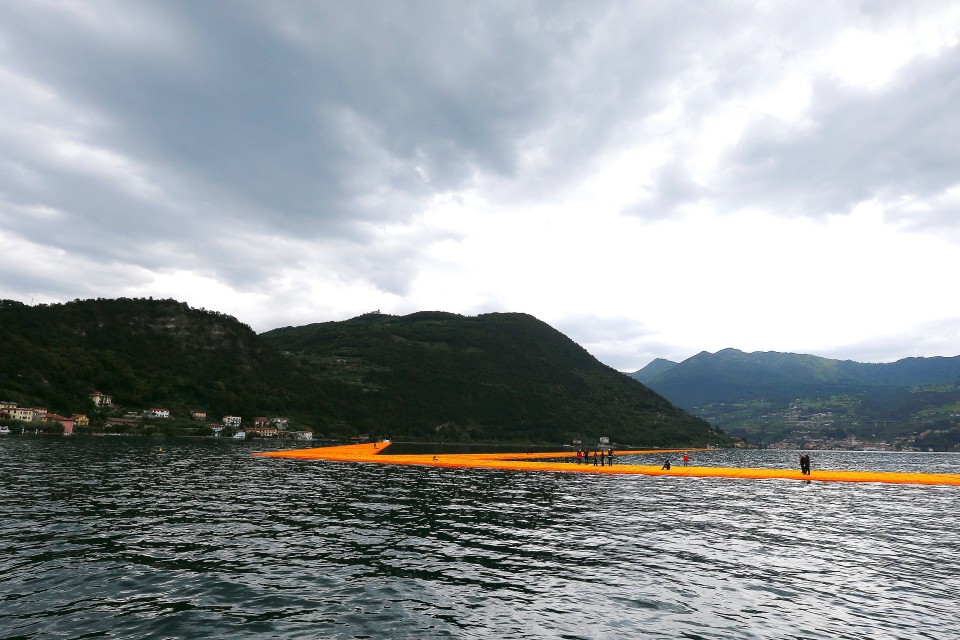 2016-06-16T133250Z-1092822112-D1AETKFZHAAA-RTRMADP-3-ITALY-ARTS-FLOATING-PIERS-15666.jpg