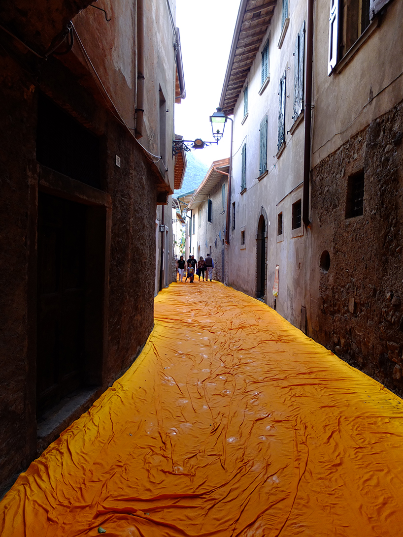 christo-floating-piers-open-to-the-public-in-lake-iseo-italy-designboom-105.jpg